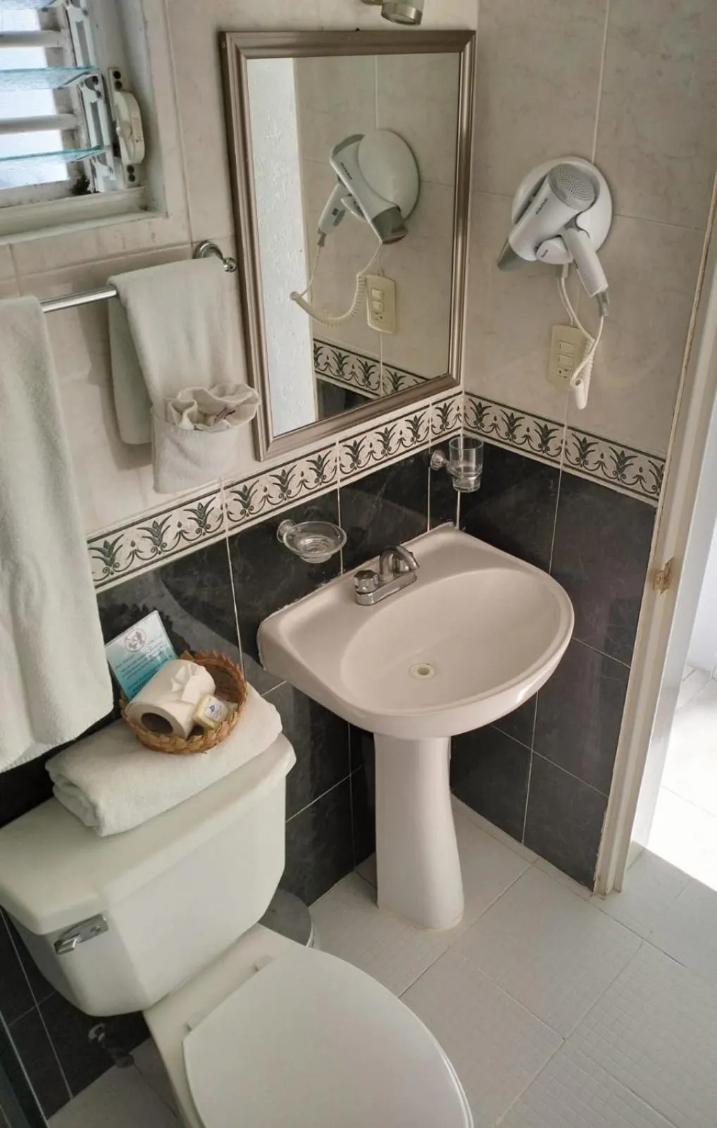 Toilet in Hotel Dos Mundos, Isla Cozumel