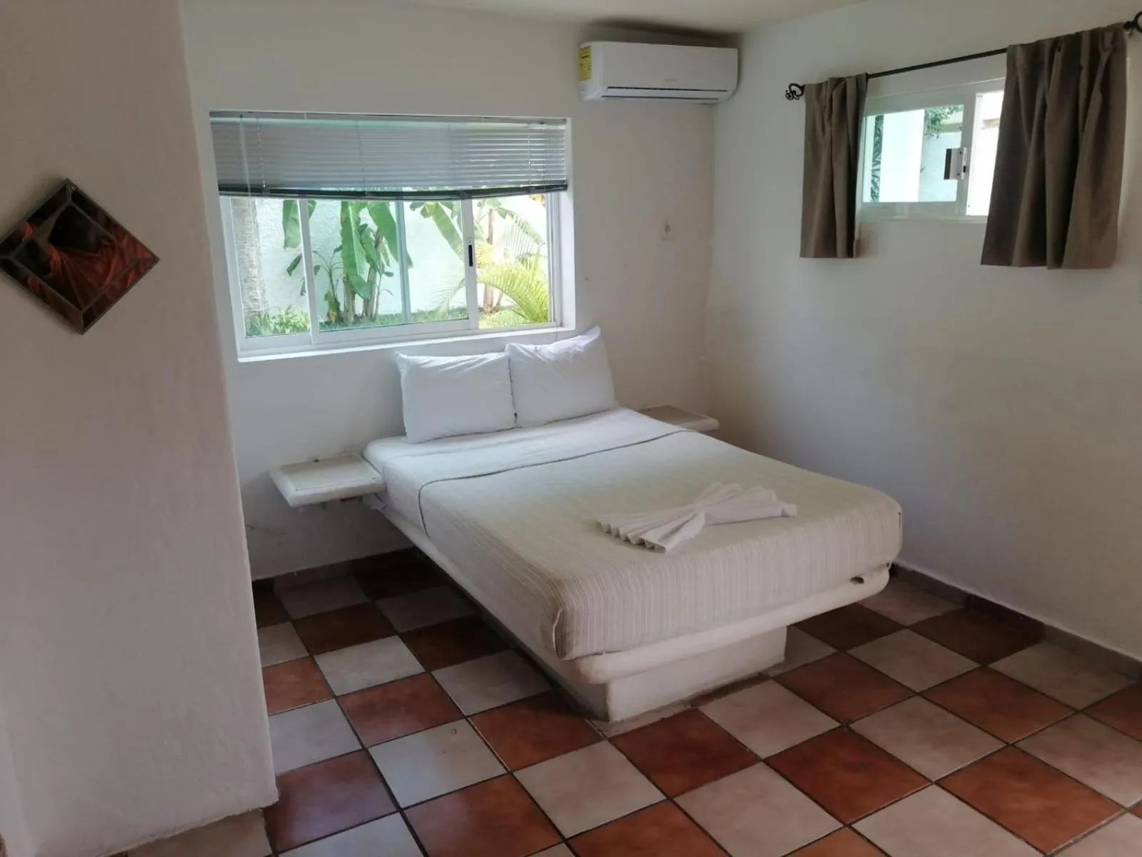 Bed in Hotel Dos Mundos, Isla Cozumel