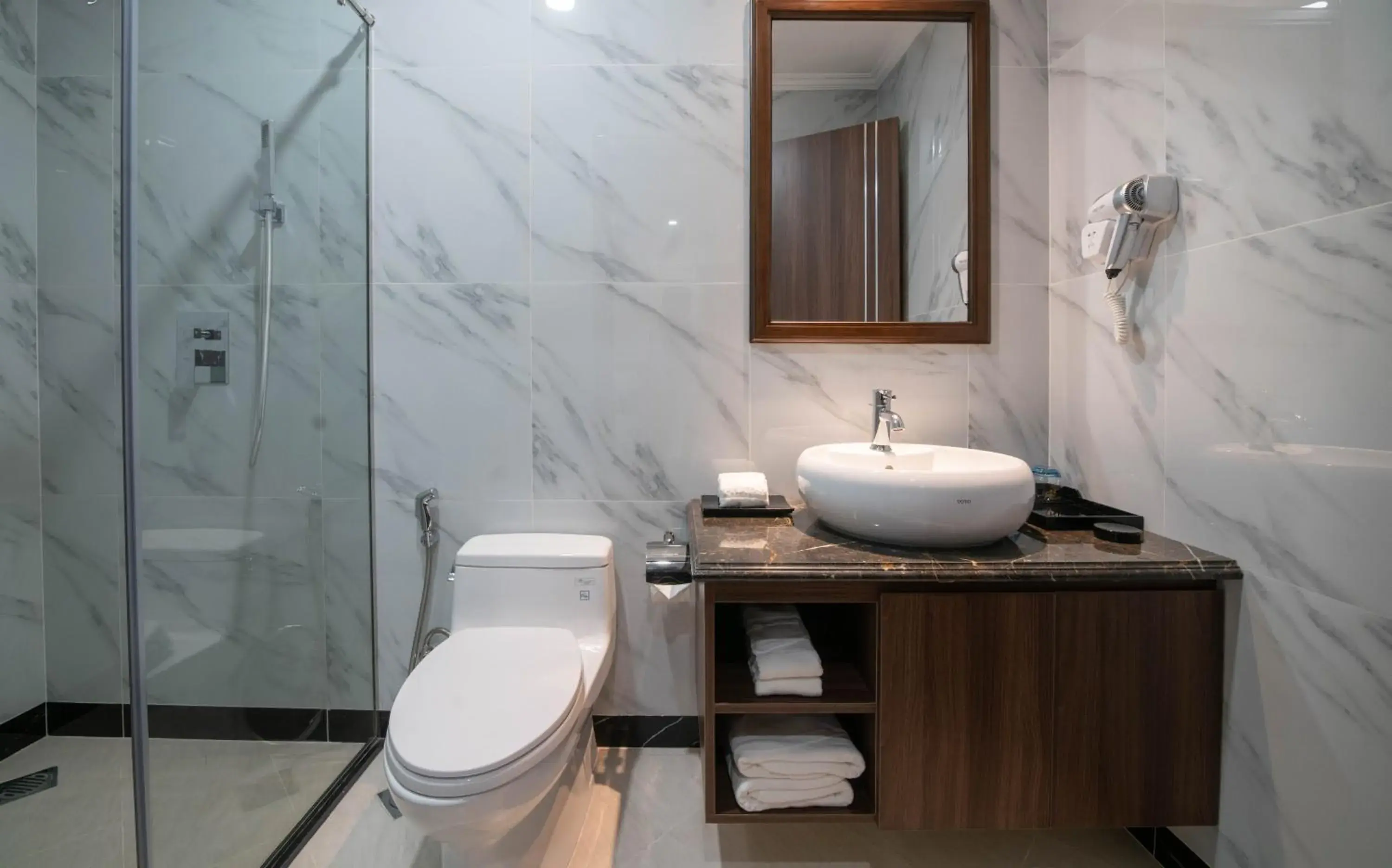 Standard Queen Room in Hillary Hanoi Hotel Standard Queen Room in Hillary Hanoi Hotel