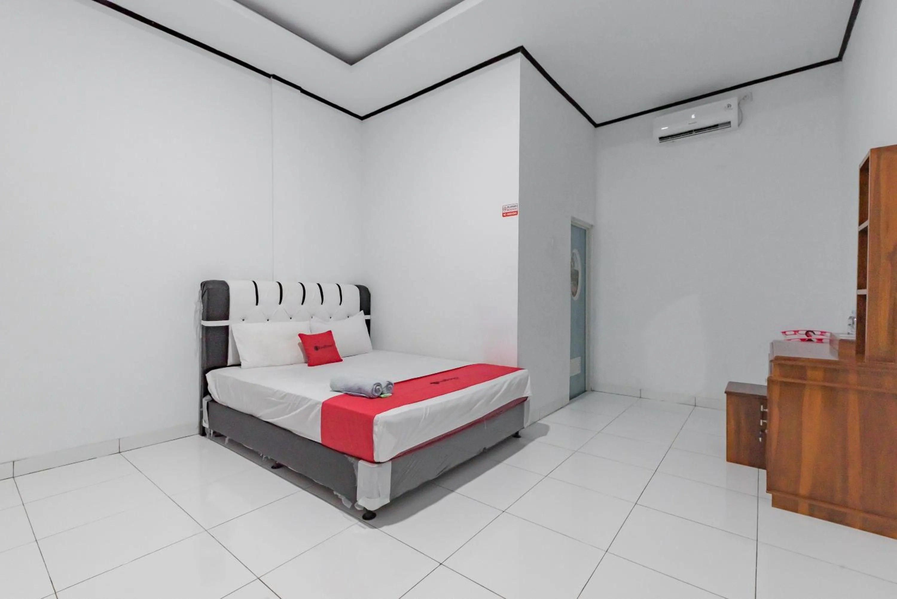 Bed in RedDoorz @ Geopark Ciletuh Sukabumi