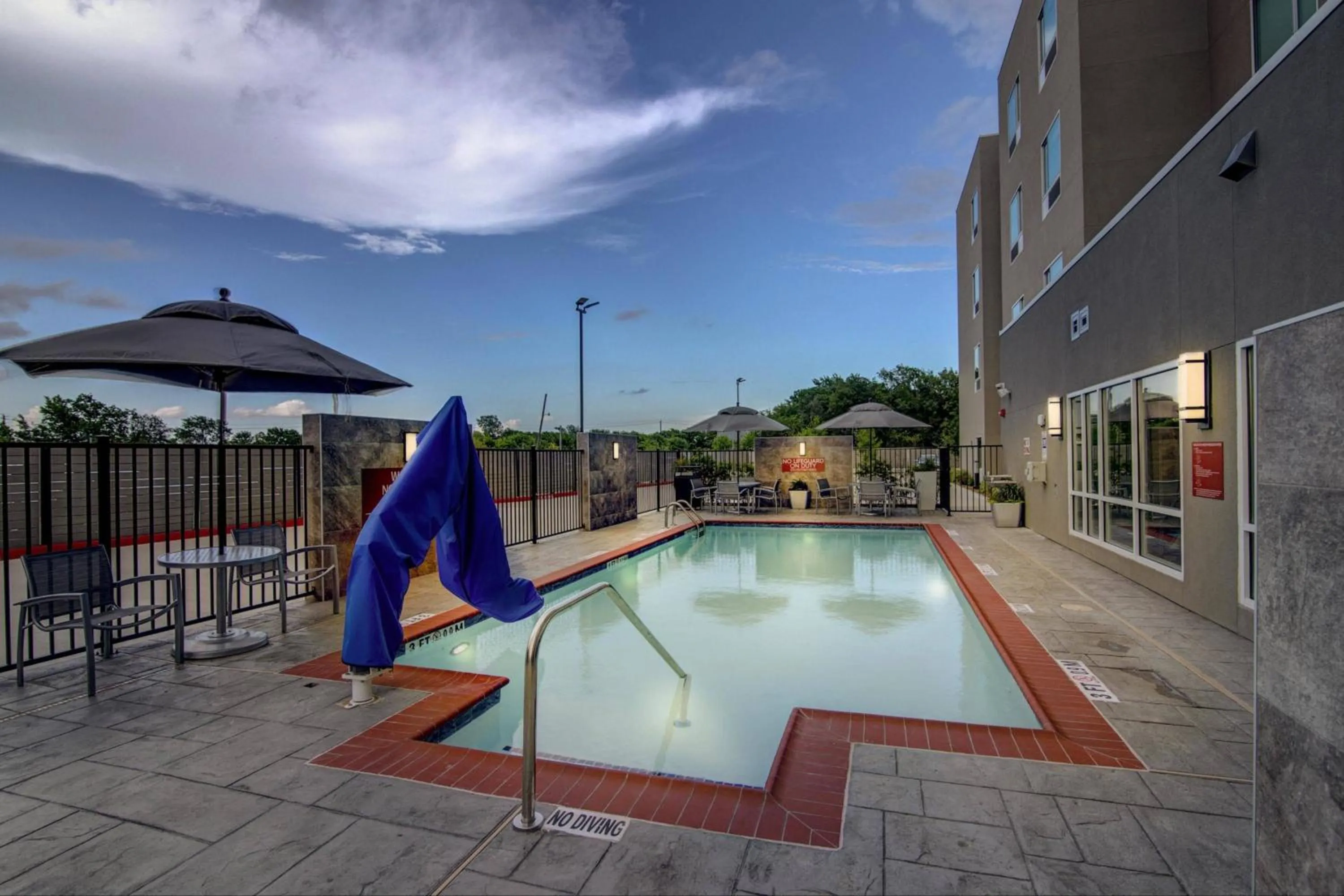 Swimming pool in TownePlace Suites by Marriott Houston Hobby Airport