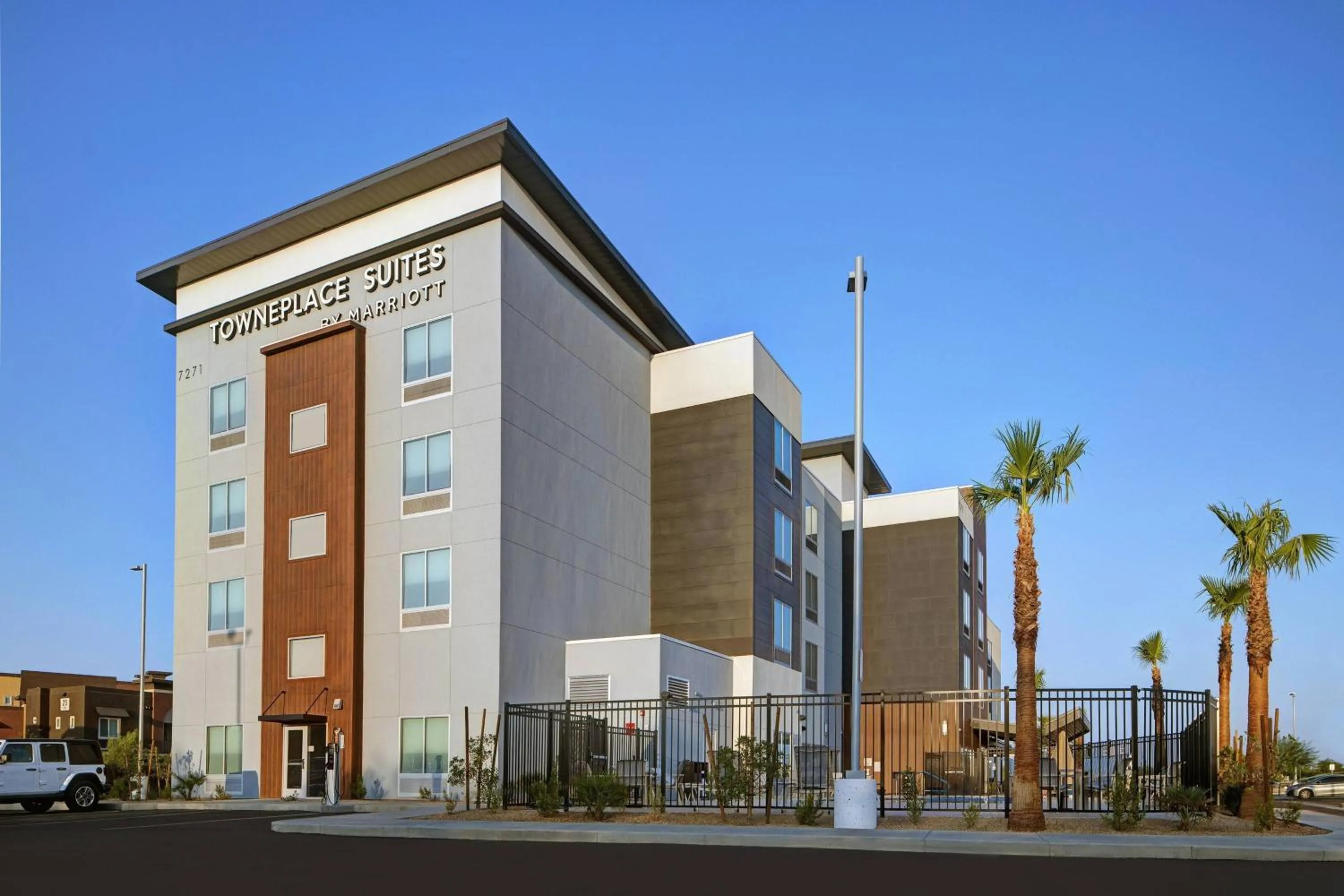 Property building in TownePlace Suites by Marriott Phoenix Glendale Sports & Entertainment District