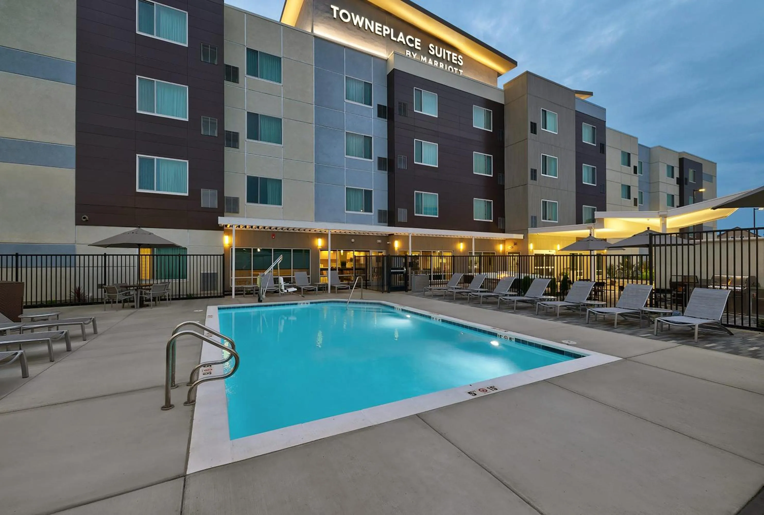 Swimming pool in TownePlace Suites by Marriott Sacramento Elk Grove