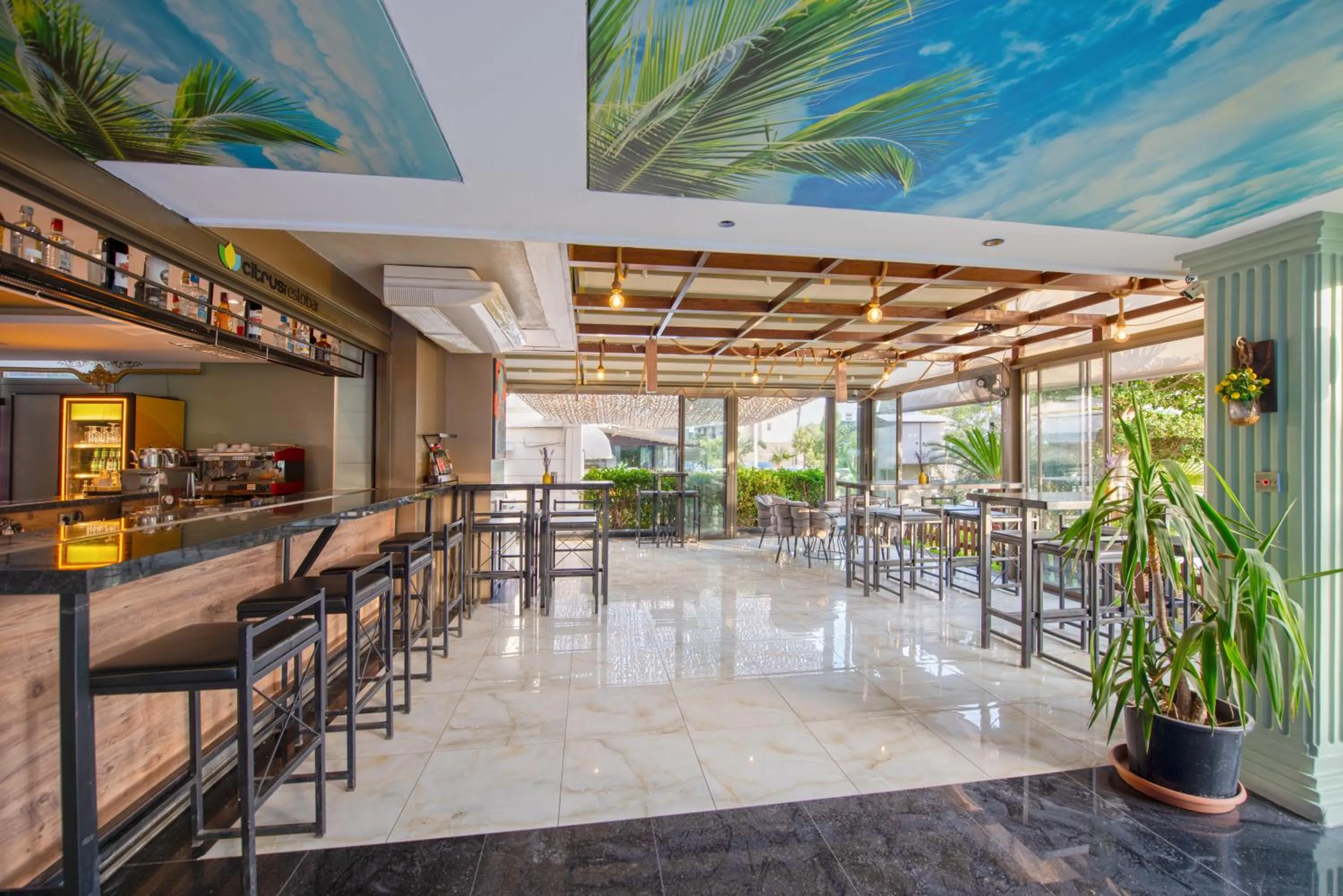 Lounge or bar in Citrus Park Hotel