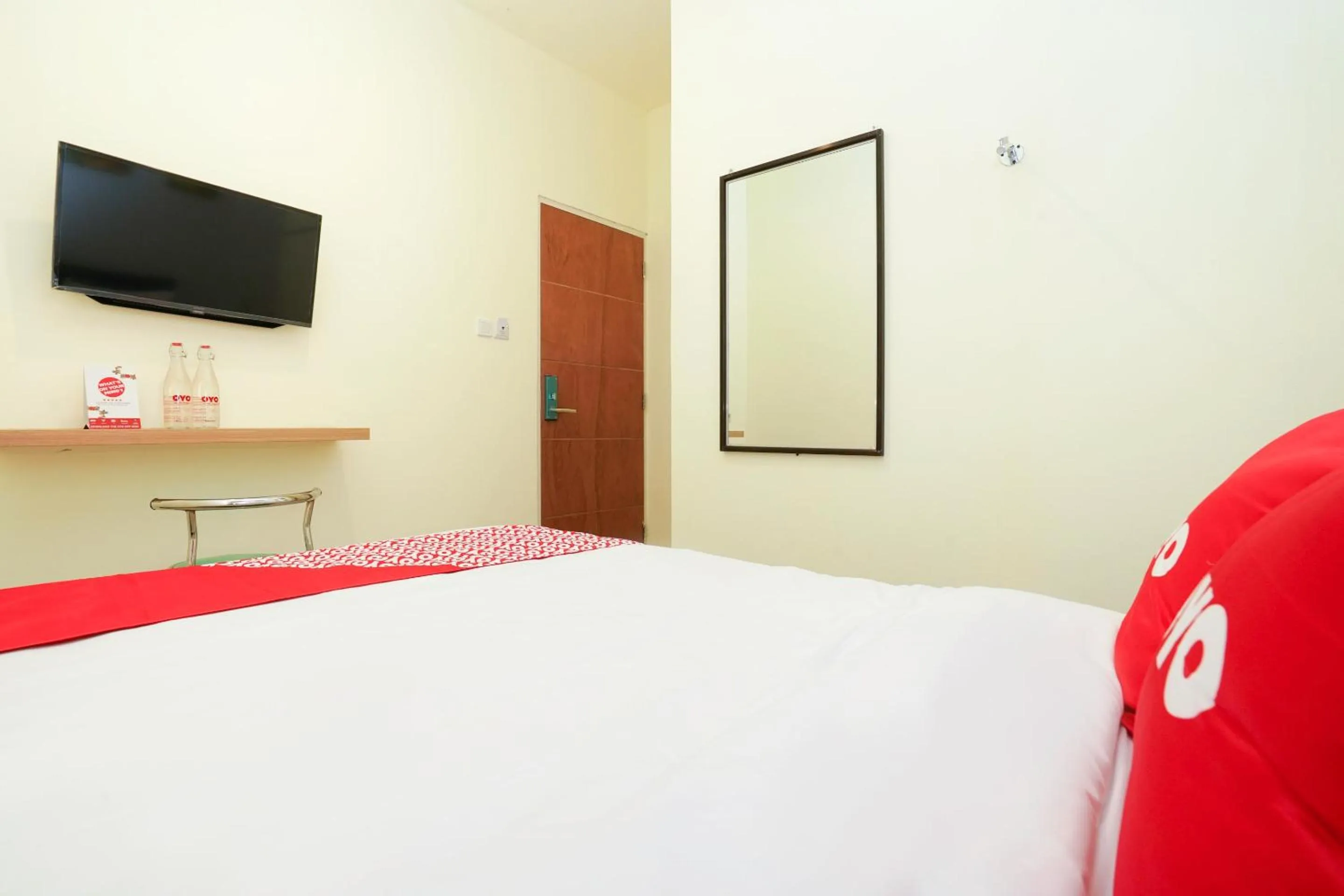 Bedroom, Bed in Flagship 3688 Pot Art