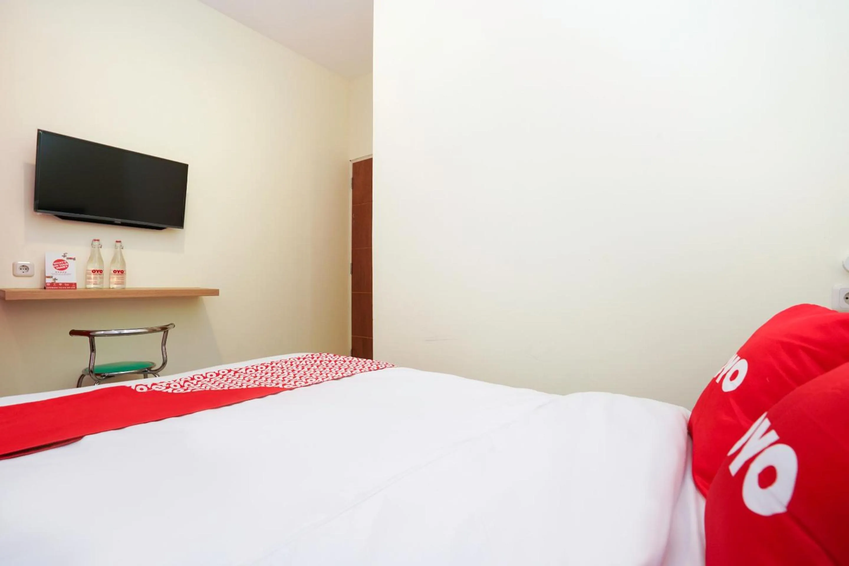 Bedroom, Bed in Flagship 3688 Pot Art