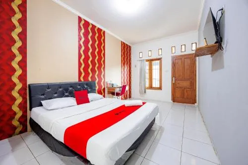 RedDoorz Syariah Plus near Jatiwarna Toll Gate