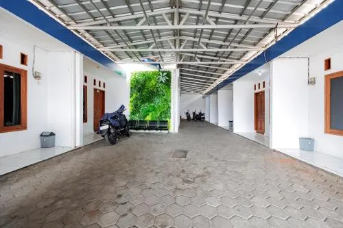 RedDoorz Syariah Plus near Jatiwarna Toll Gate