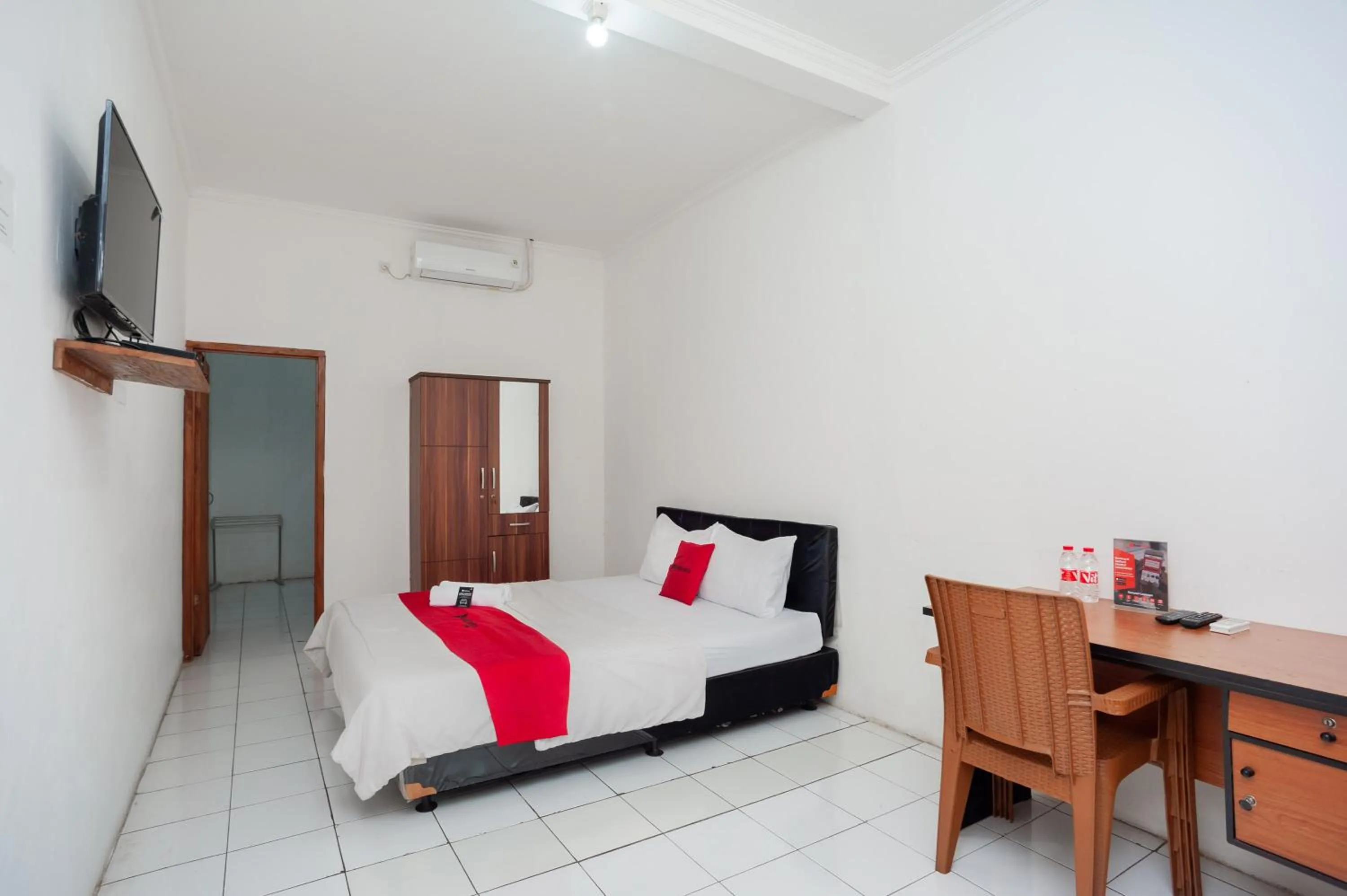 Bedroom, Bed in RedDoorz Syariah Plus near Jatiwarna Toll Gate