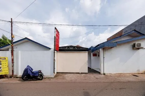 RedDoorz Syariah Plus near Jatiwarna Toll Gate
