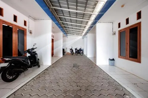 RedDoorz Syariah Plus near Jatiwarna Toll Gate