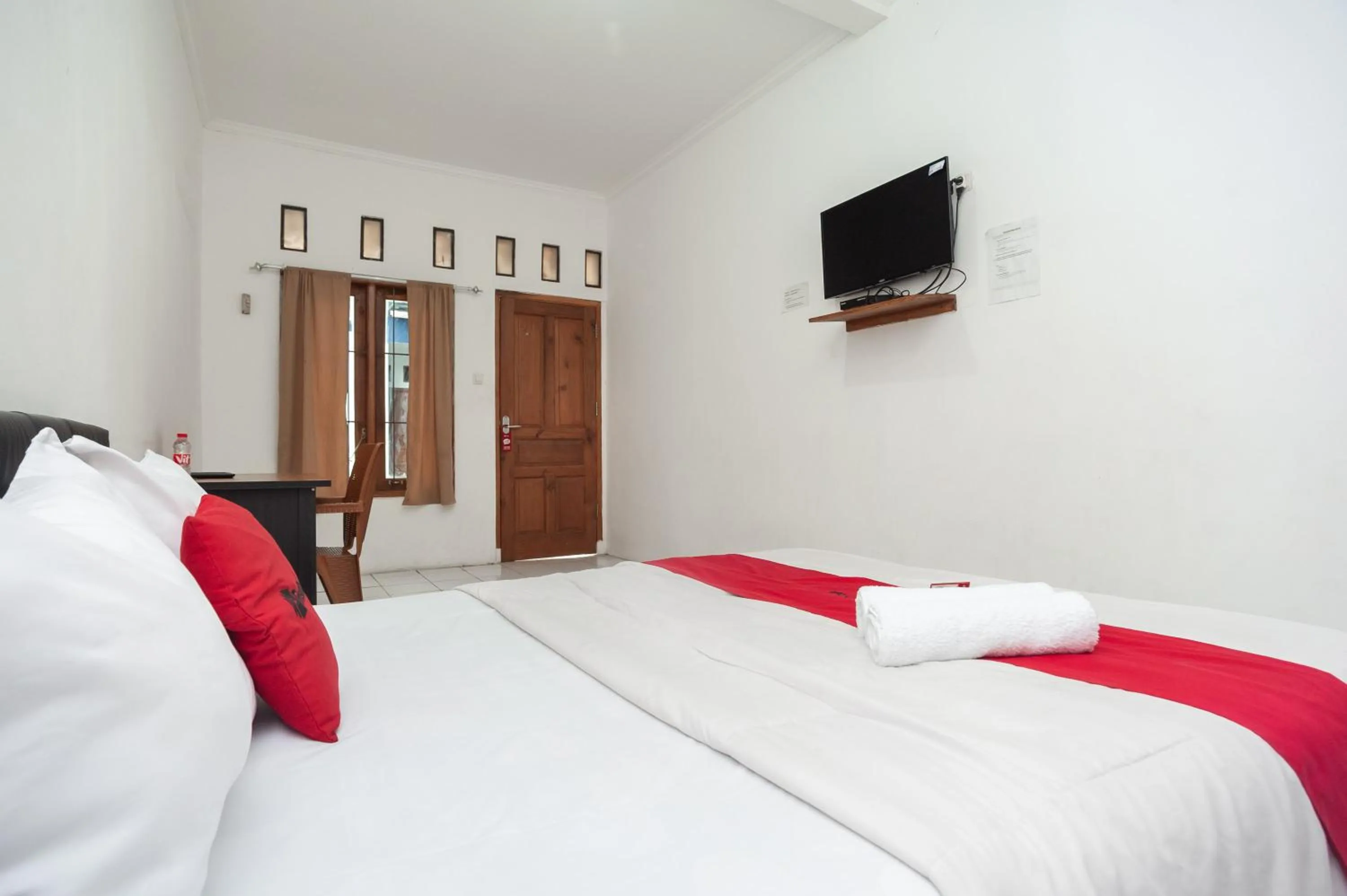 Bedroom, Bed in RedDoorz Syariah Plus near Jatiwarna Toll Gate