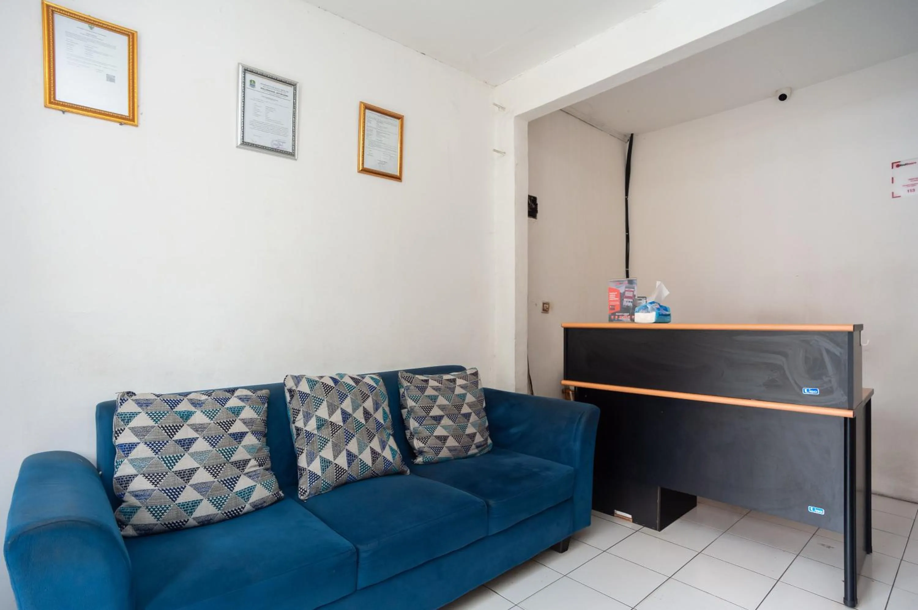 Living room in RedDoorz Syariah Plus near Jatiwarna Toll Gate