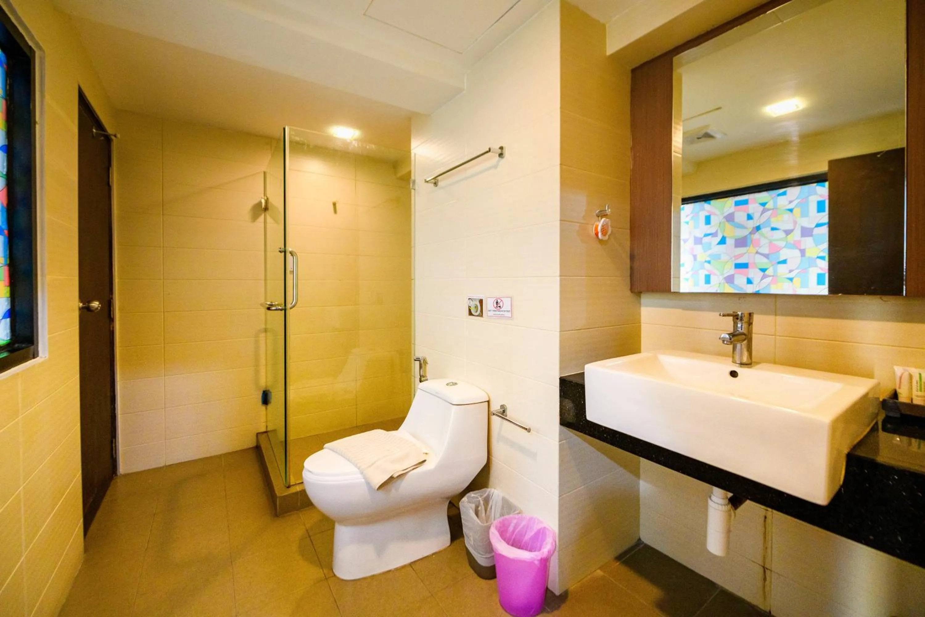 Shower, Bed in Scandia Beach Hotel