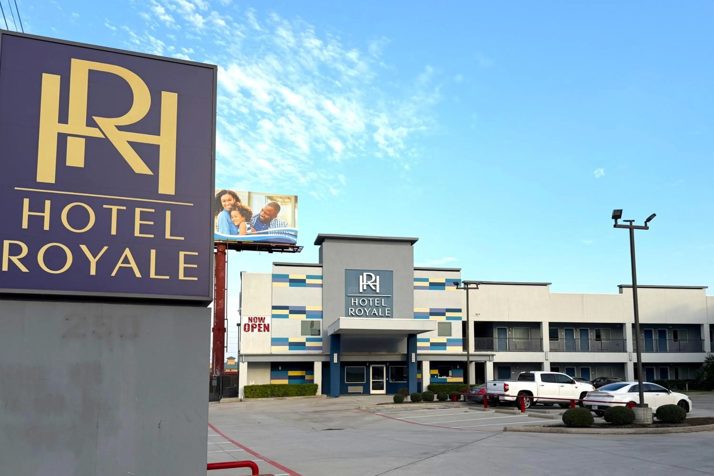 Facade/entrance in Hotel Royale IAH Airport North Houston I-45