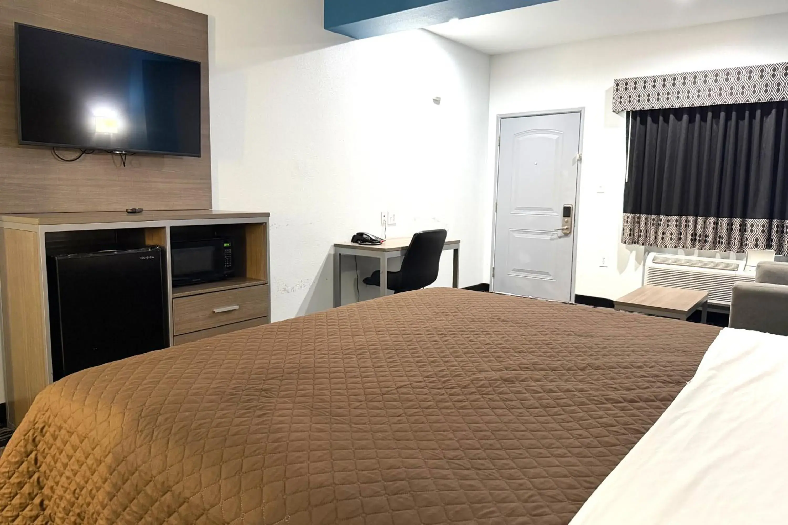 King Bed with Kitchenette Non-Smoking in Hotel Royale IAH Airport North Houston I-45 King Bed with Kitchenette Non-Smoking in Hotel Royale IAH Airport North Houston I-45