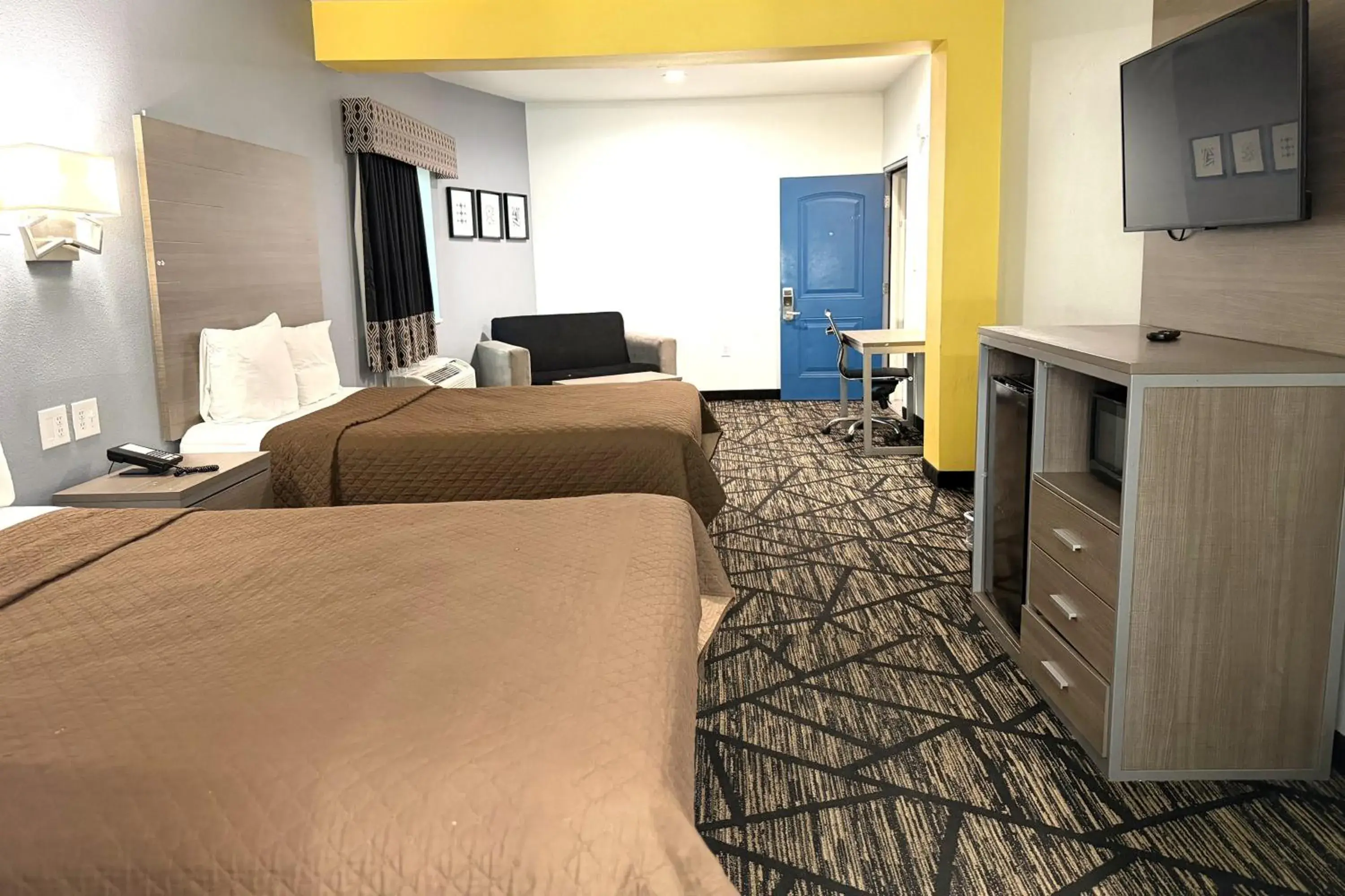 2 Queen Beds Non-Smoking in Hotel Royale IAH Airport North Houston I-45 2 Queen Beds Non-Smoking in Hotel Royale IAH Airport North Houston I-45