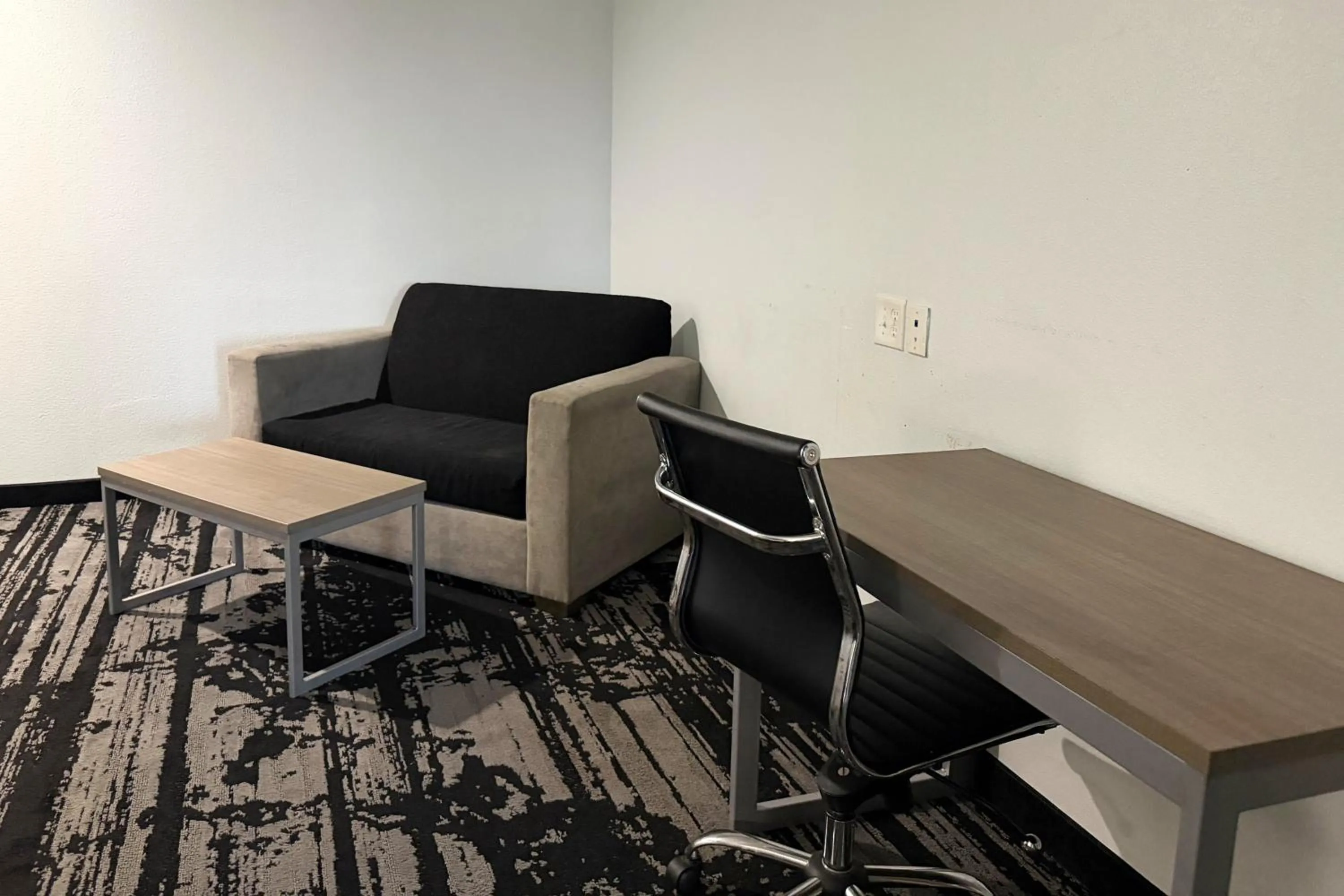 Seating area in Hotel Royale IAH Airport North Houston I-45