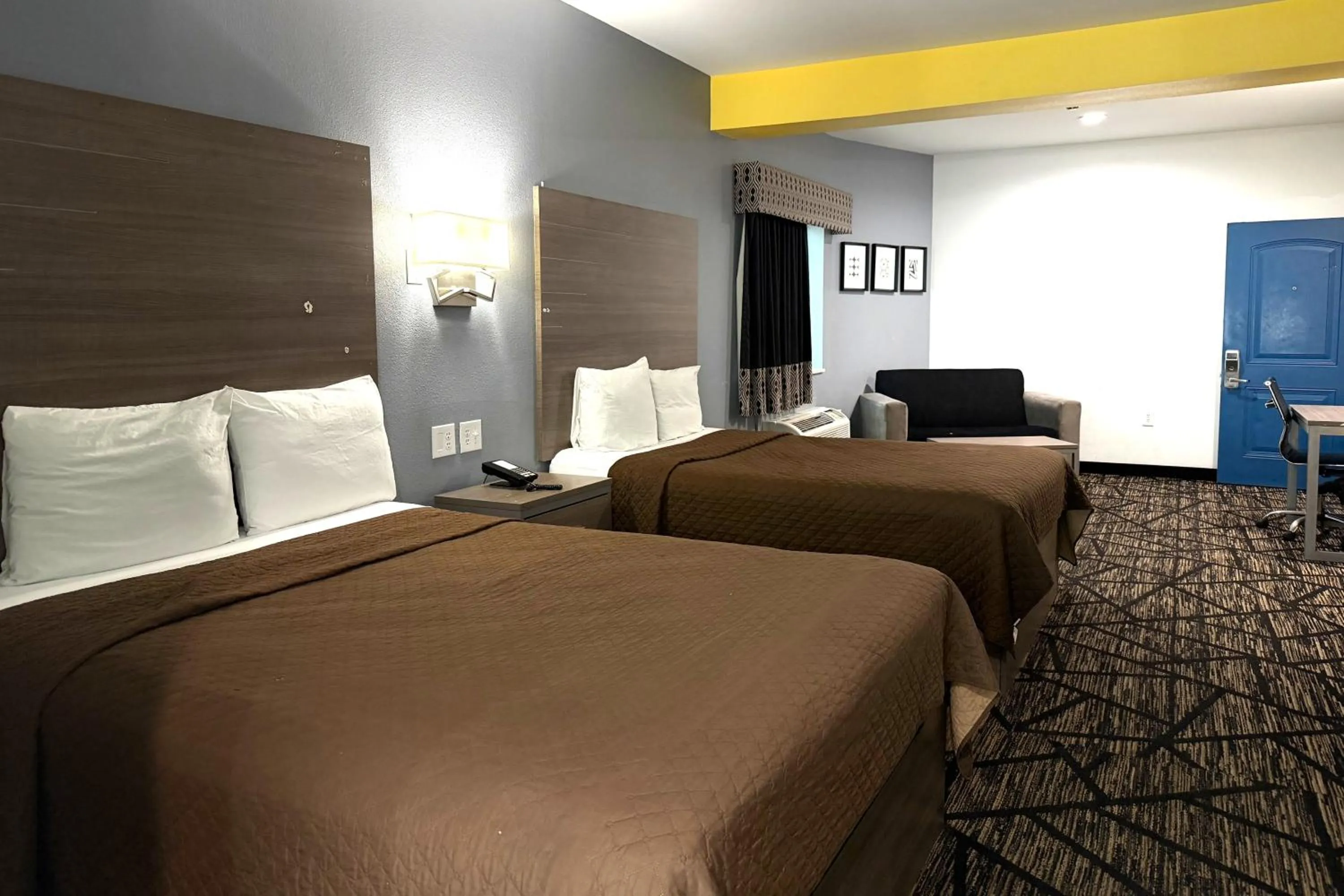 Bedroom, Bed in Hotel Royale IAH Airport North Houston I-45