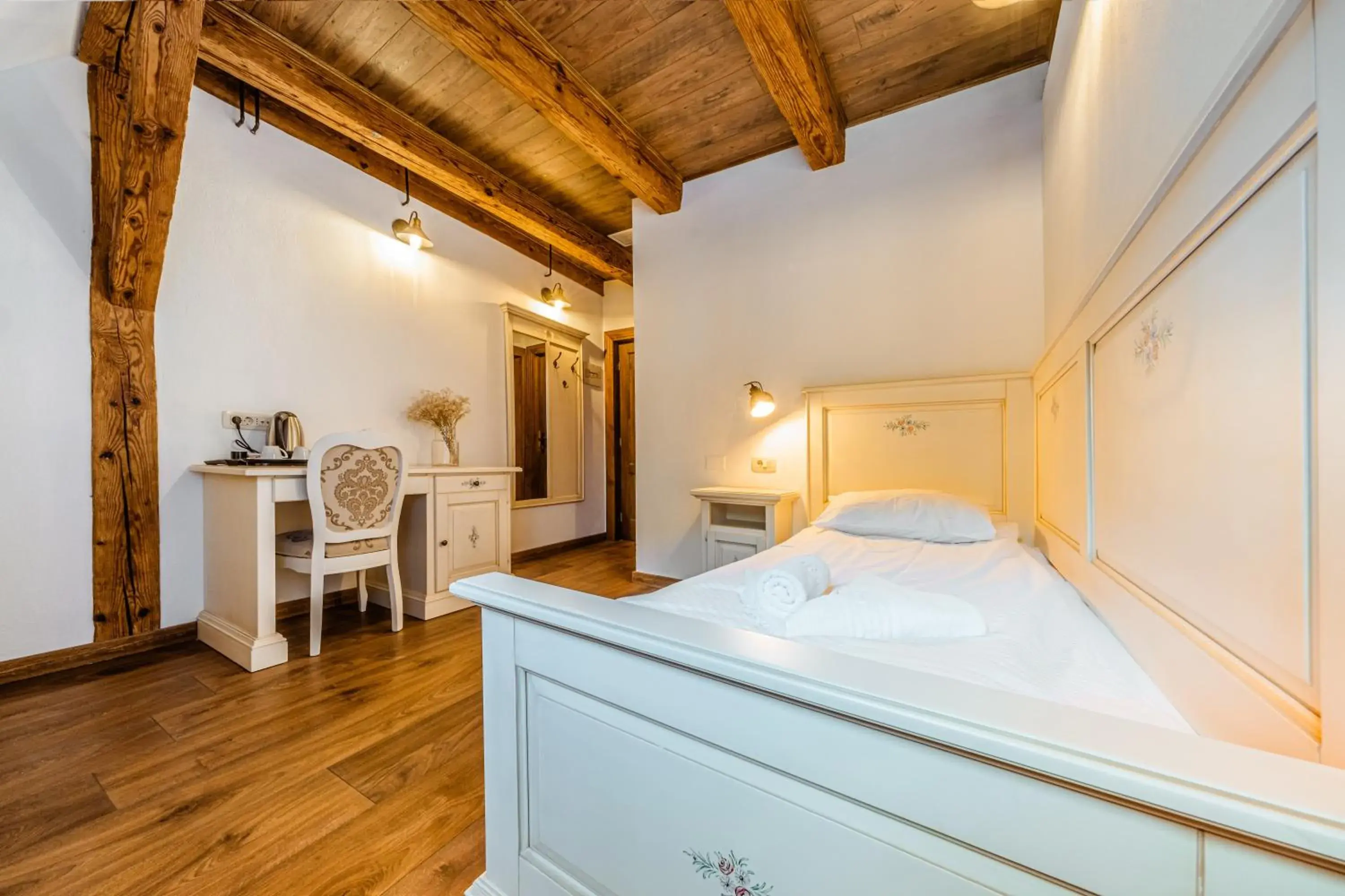 Deluxe Single Room - single occupancy in CASA CHITIC - Str Nicolae Balcescu 13 Deluxe Single Room - single occupancy in CASA CHITIC - Str Nicolae Balcescu 13