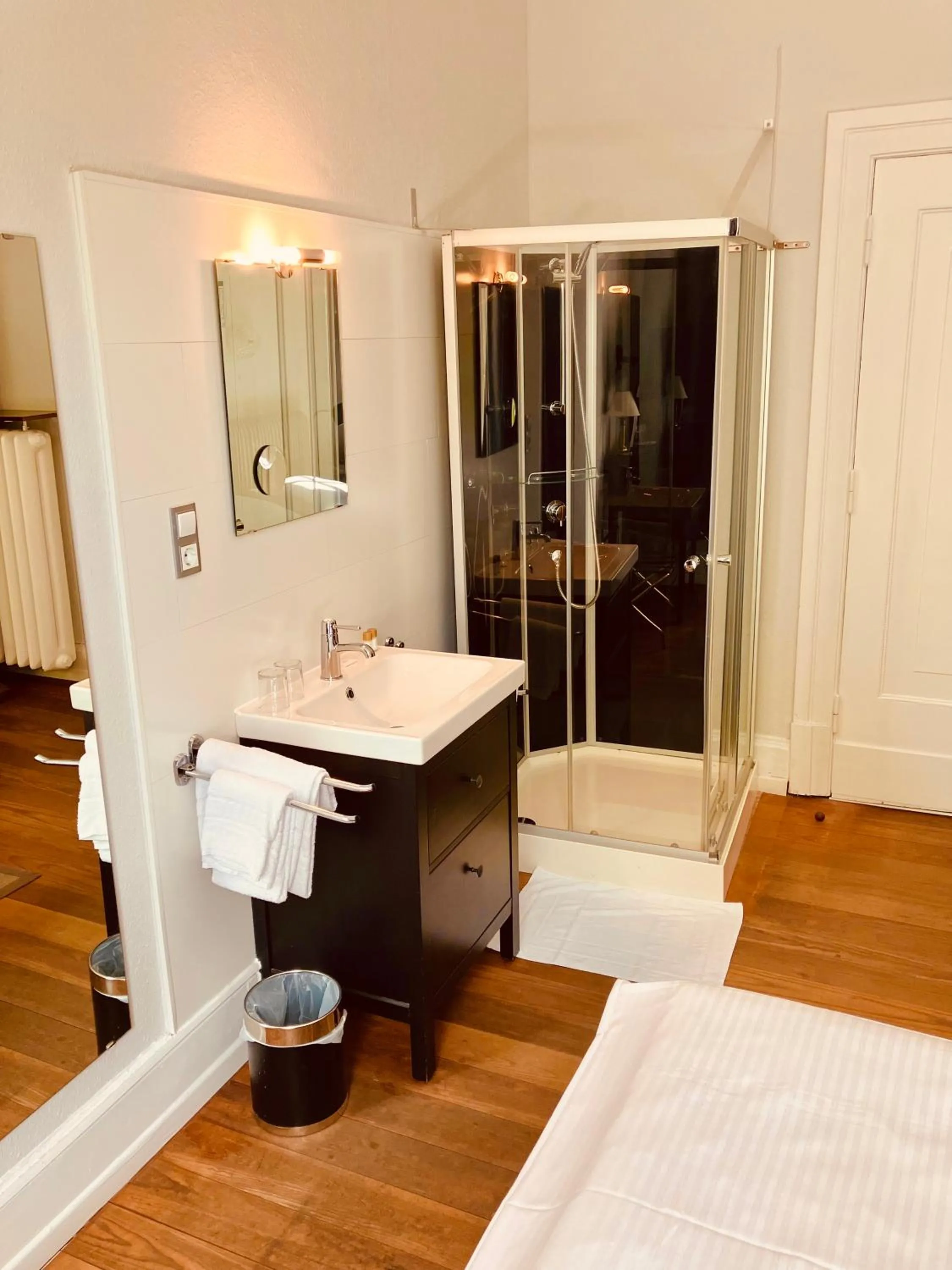 Bathroom, Bed in Hotel Amsterdam