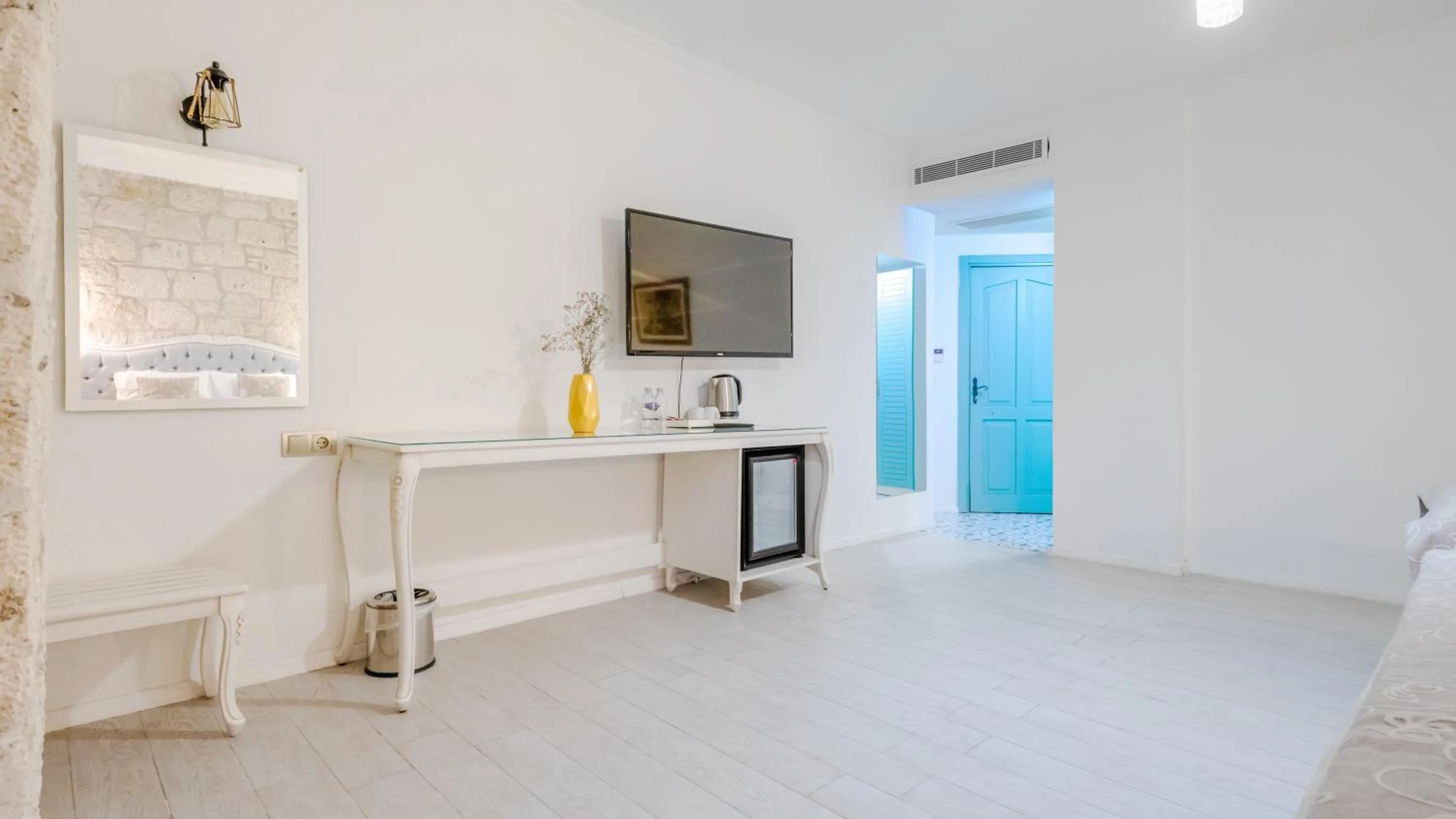 Photo of the whole room in Avlu Alaçatı Boutique Hotel