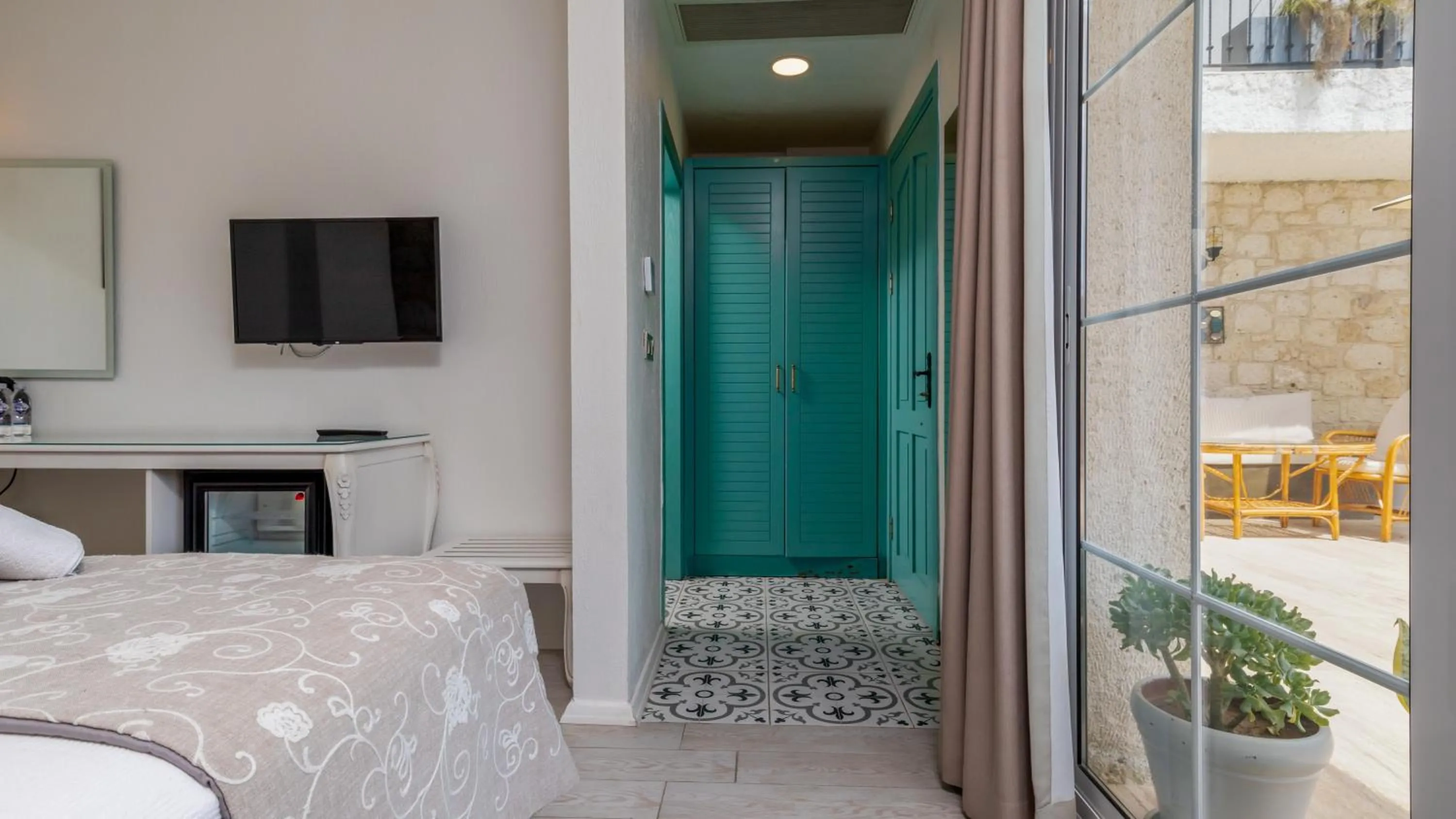 Photo of the whole room, Bed in Avlu Alaçatı Boutique Hotel