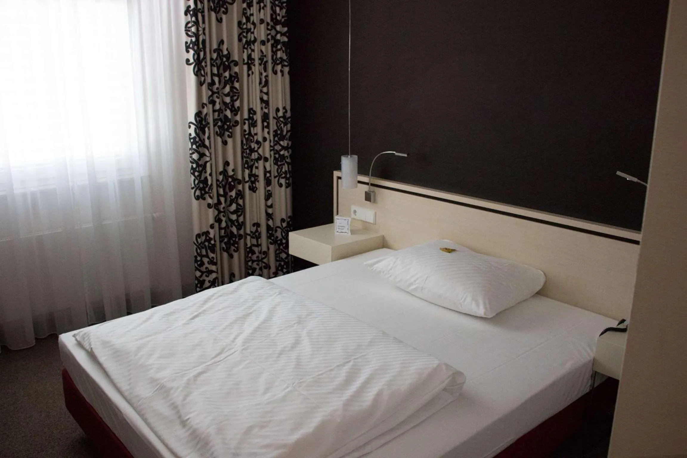 Photo of the whole room, Bed in Hotel Schwanen Stuttgart Airport/Messe