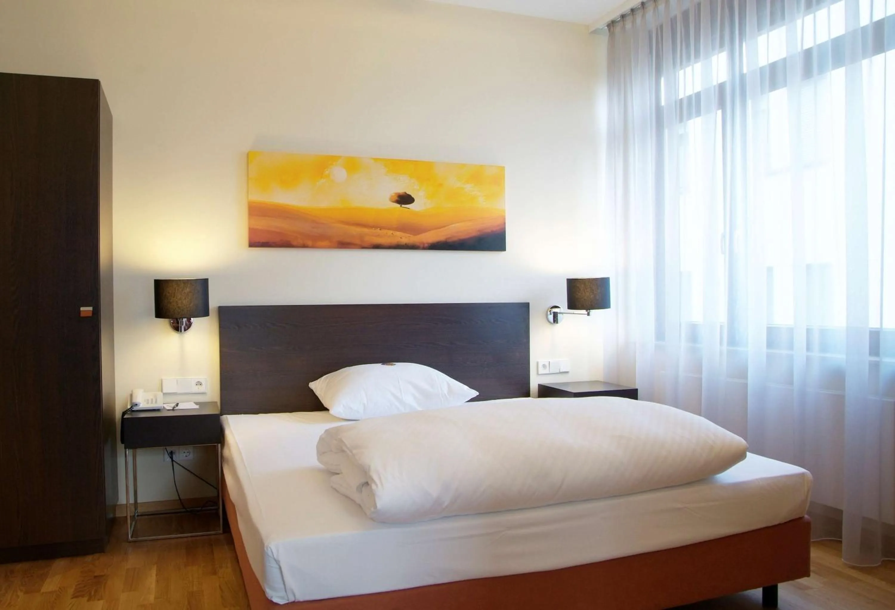 Photo of the whole room, Bed in Hotel Schwanen Stuttgart Airport/Messe