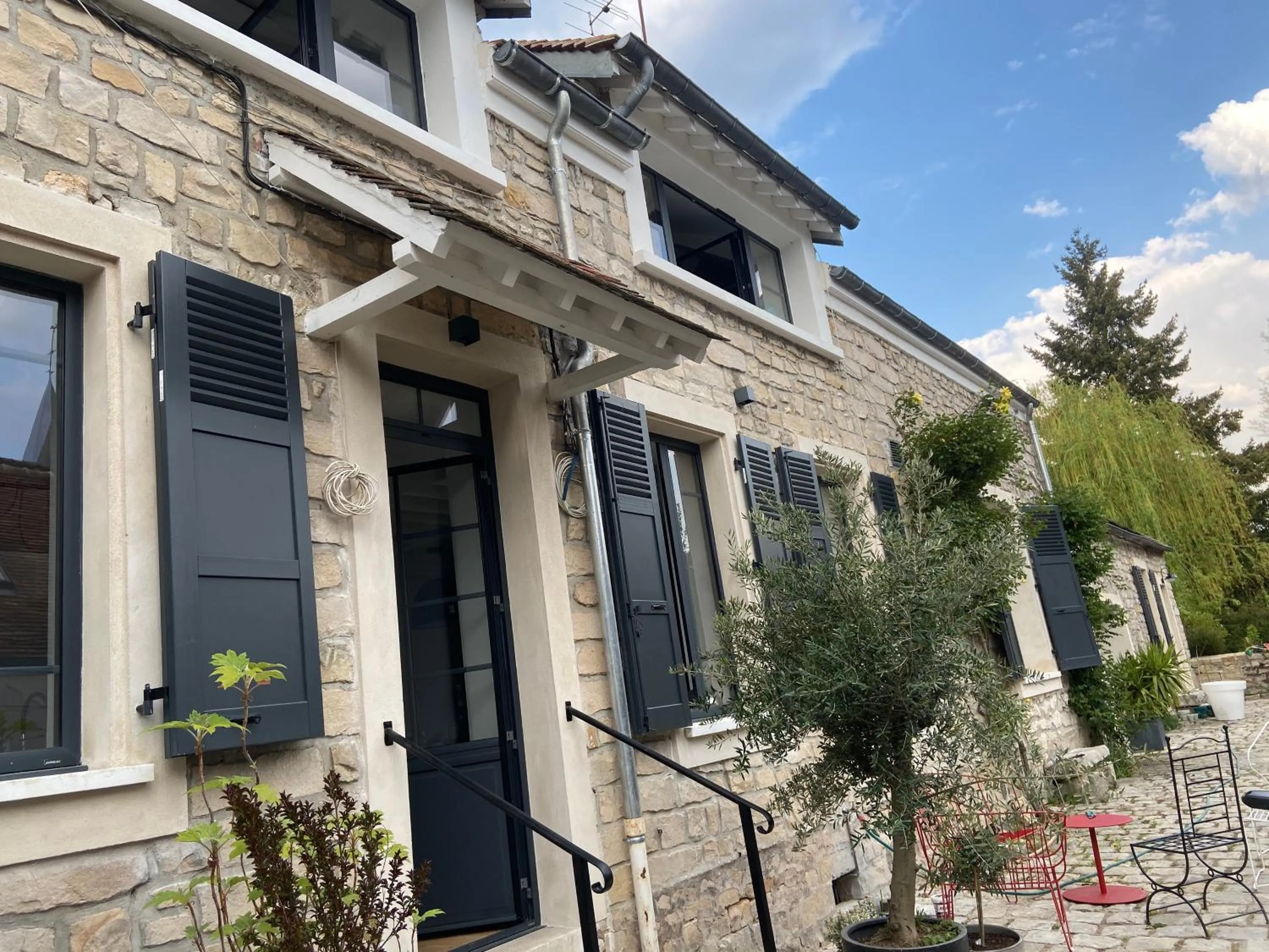 Cocon en lisière de forêt