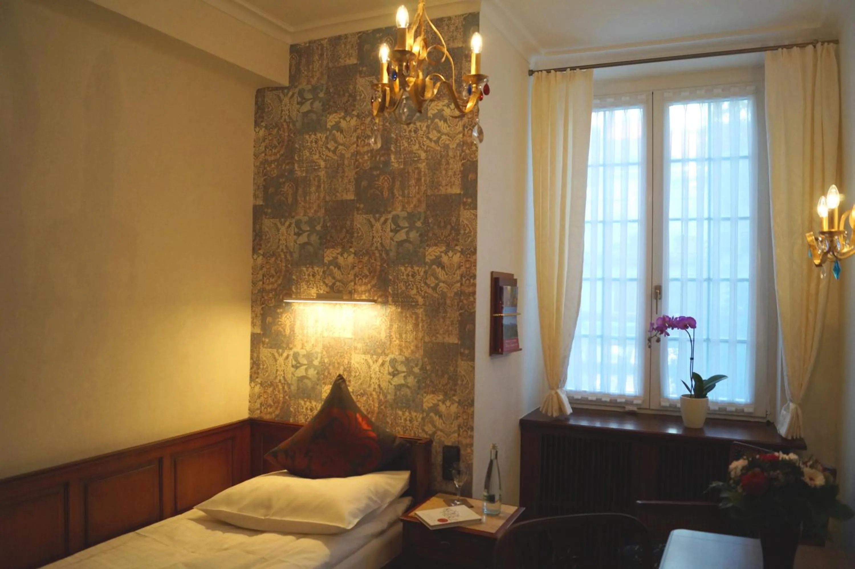 Photo of the whole room, Bed in Boutiquehotel Oberkirch im Zentrum