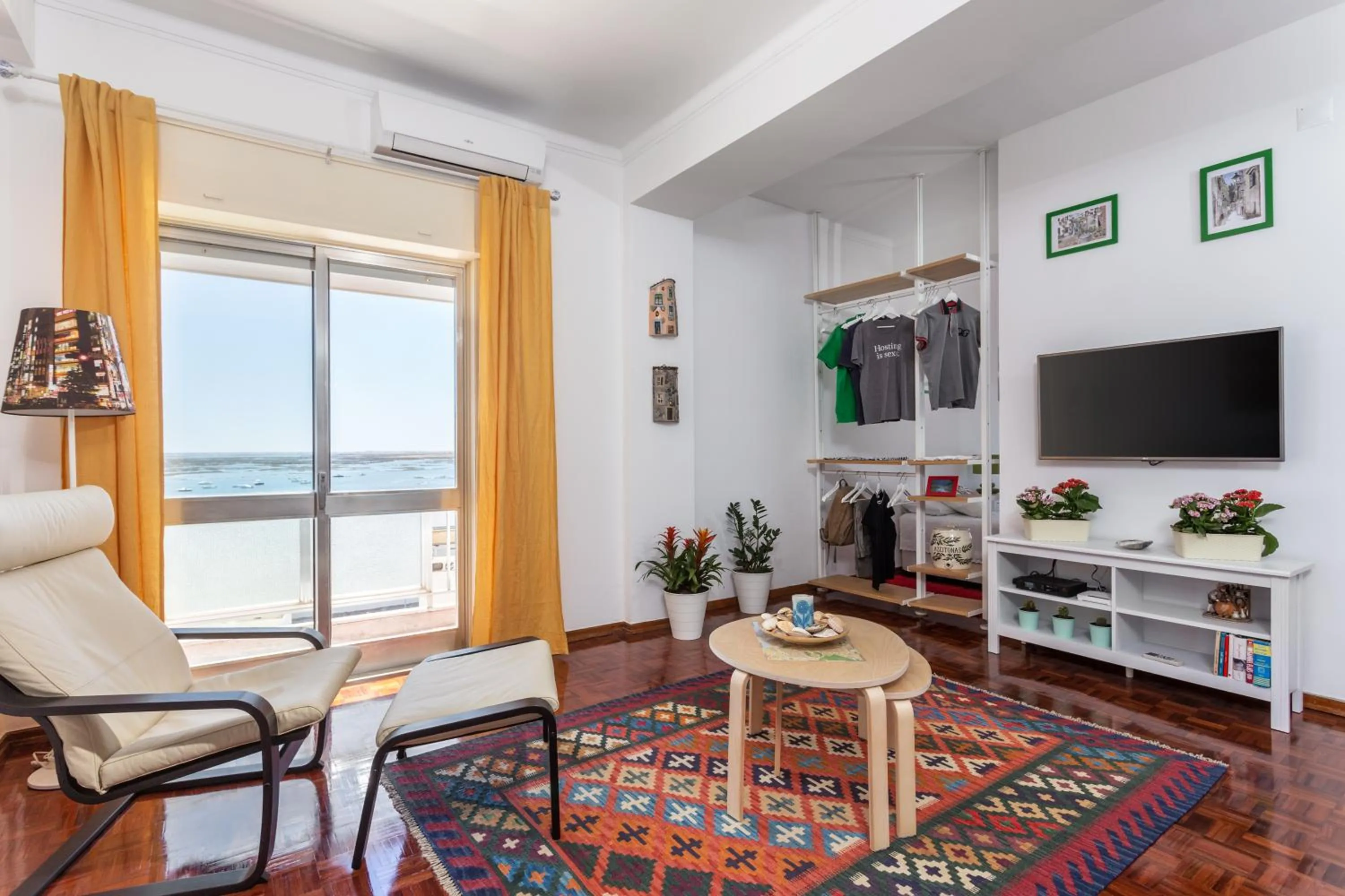Communal lounge/ TV room in Sea View Fairy Tale
