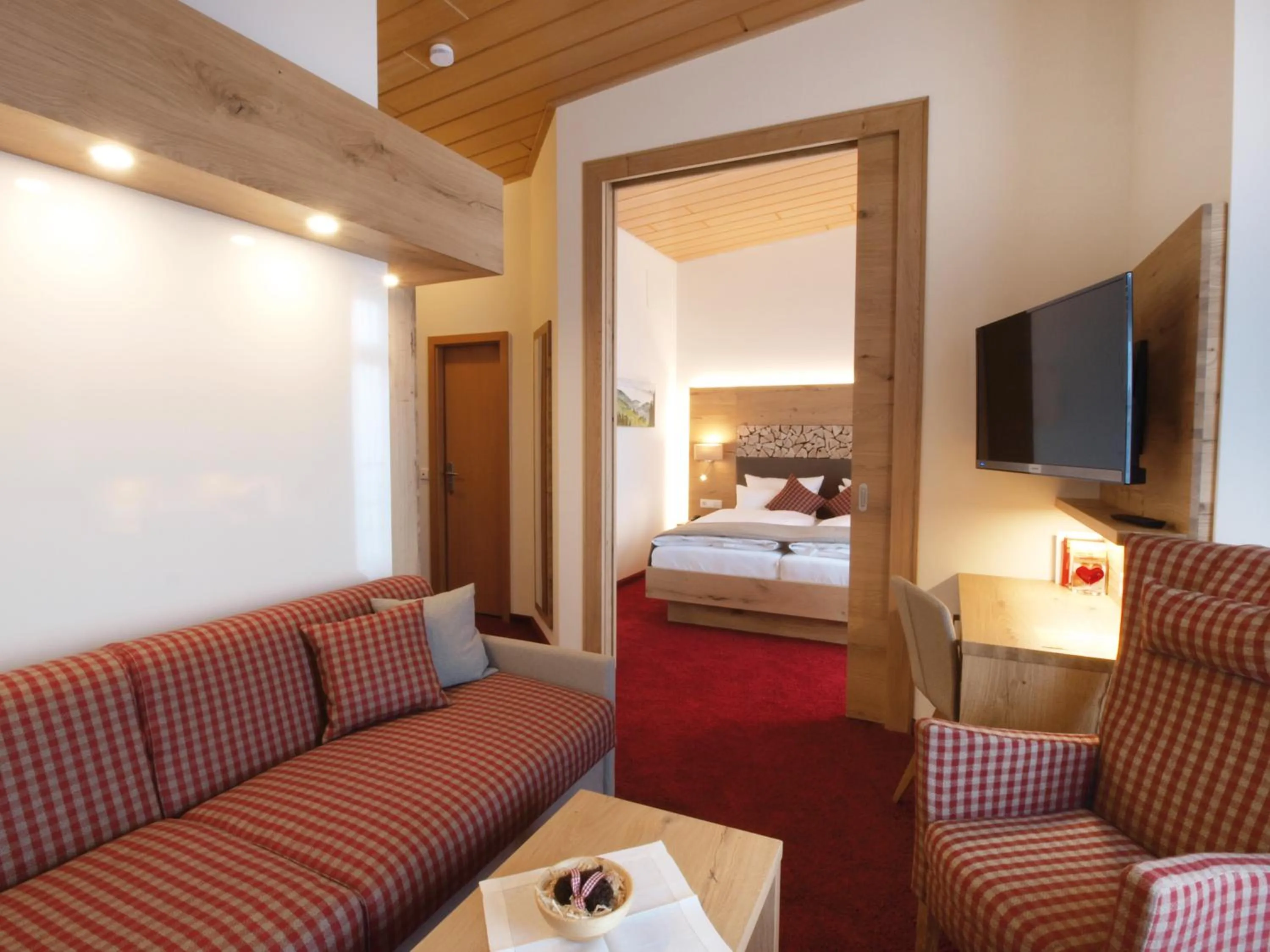 Living room, Bed in Das Waldhotel - Genuss & Wellness am Notschreipass