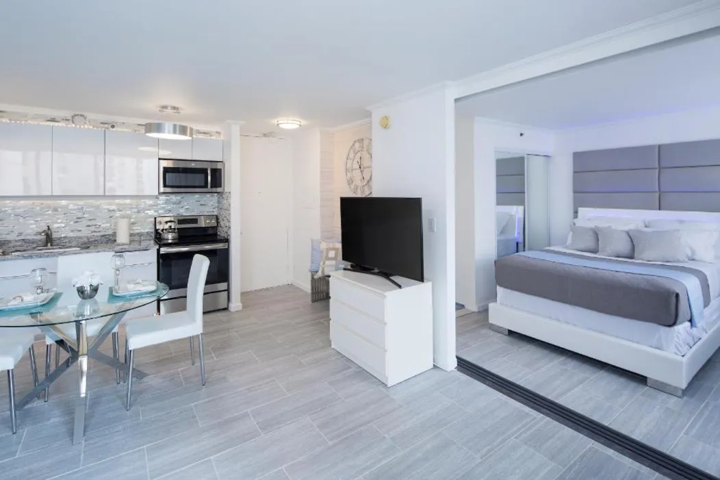 Bed in Waikiki Banyan Modern One Bedroom Free Parking