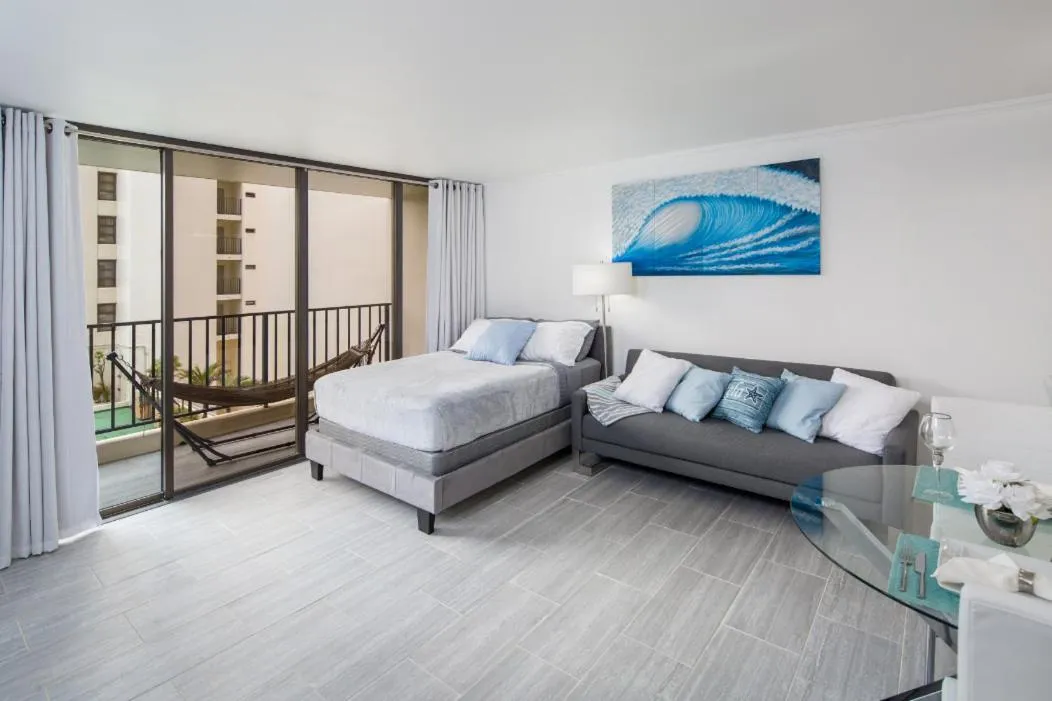 Bed in Waikiki Banyan Modern One Bedroom Free Parking