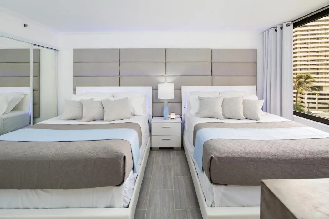 Bed in Waikiki Banyan Modern One Bedroom Free Parking