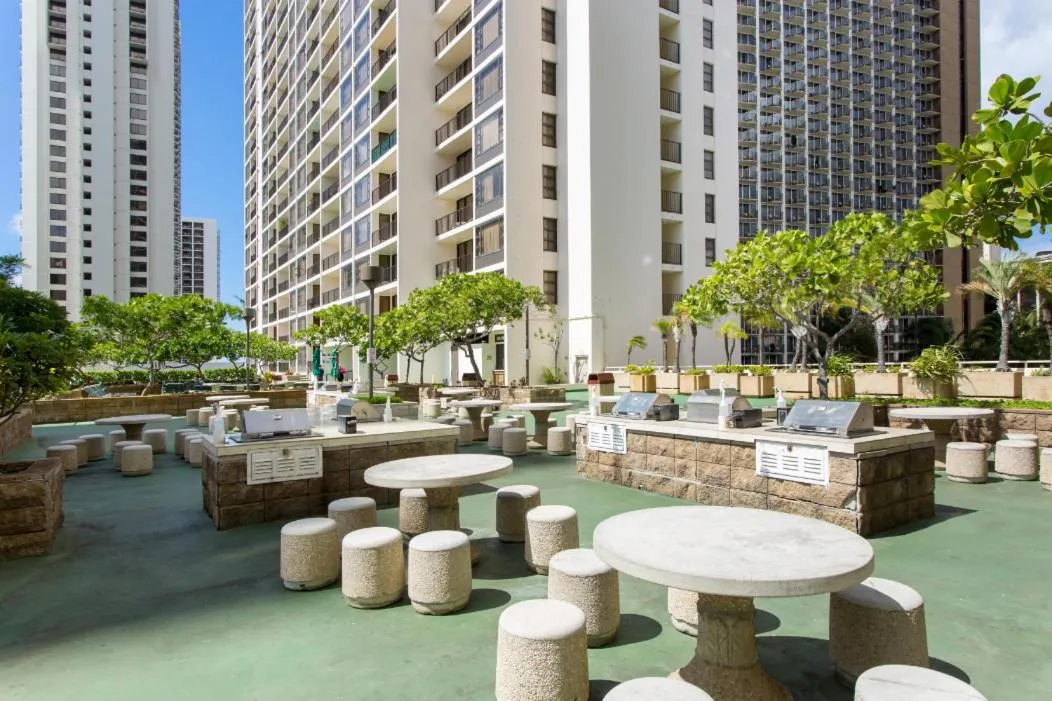 Waikiki Banyan Modern One Bedroom Free Parking