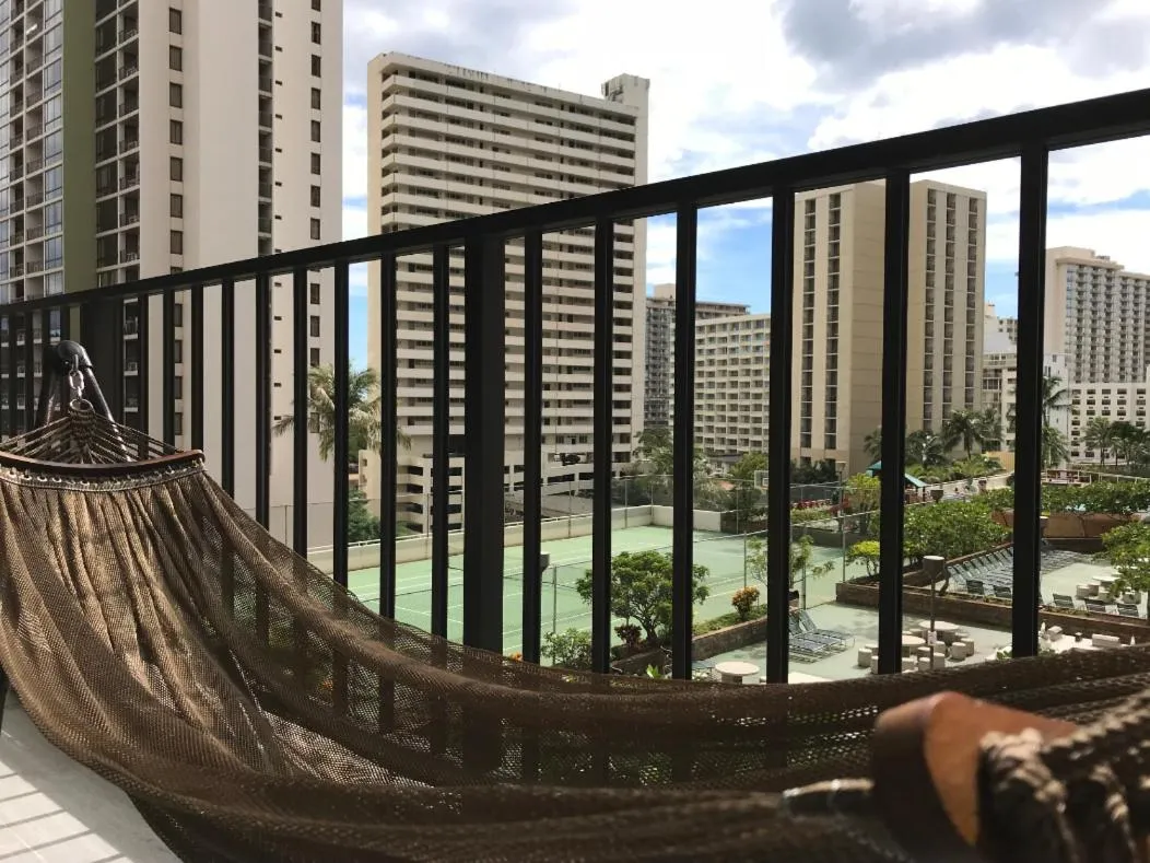 Waikiki Banyan Modern One Bedroom Free Parking