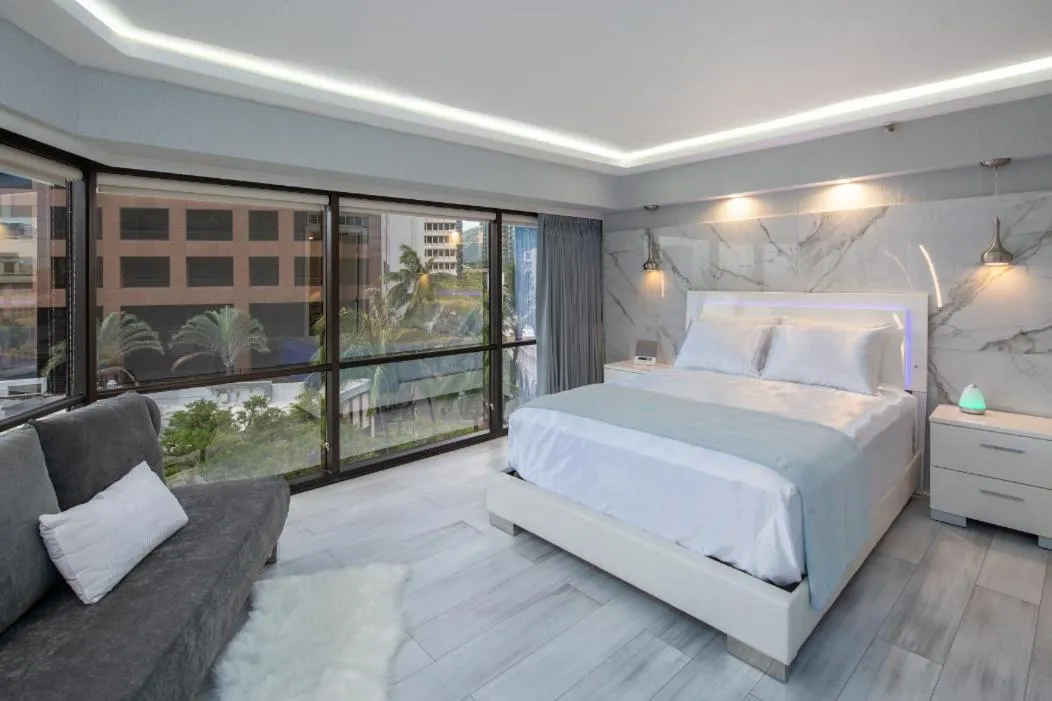 Bed in Executive Hotel Suite Downtown Free Parking