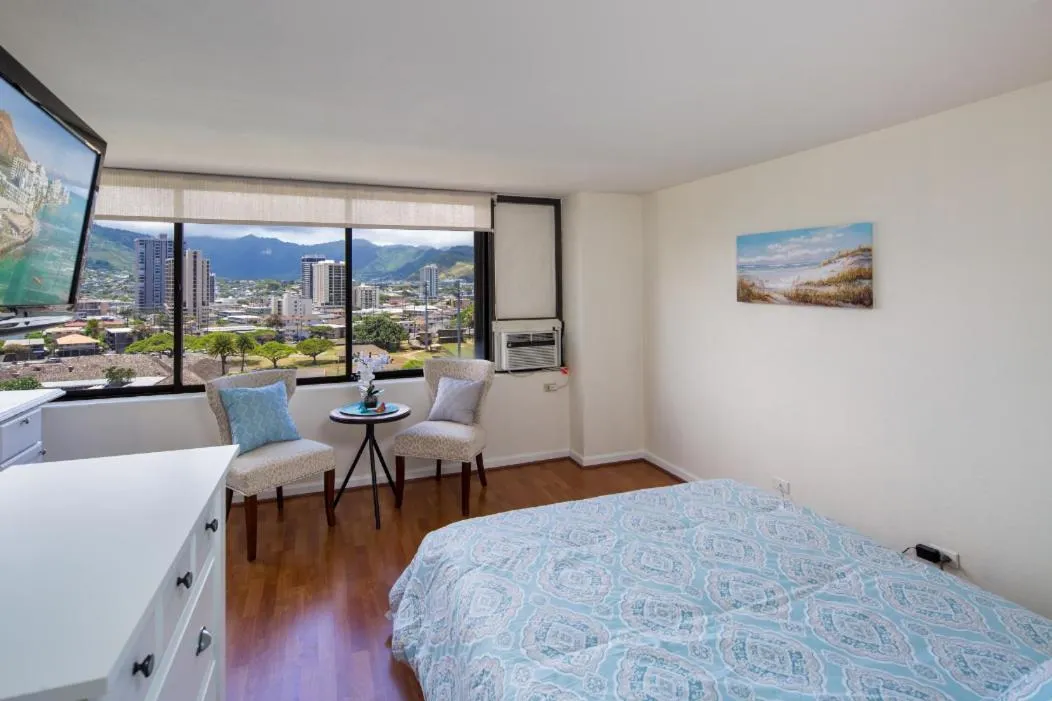 Modern Waikiki Sleek Studio