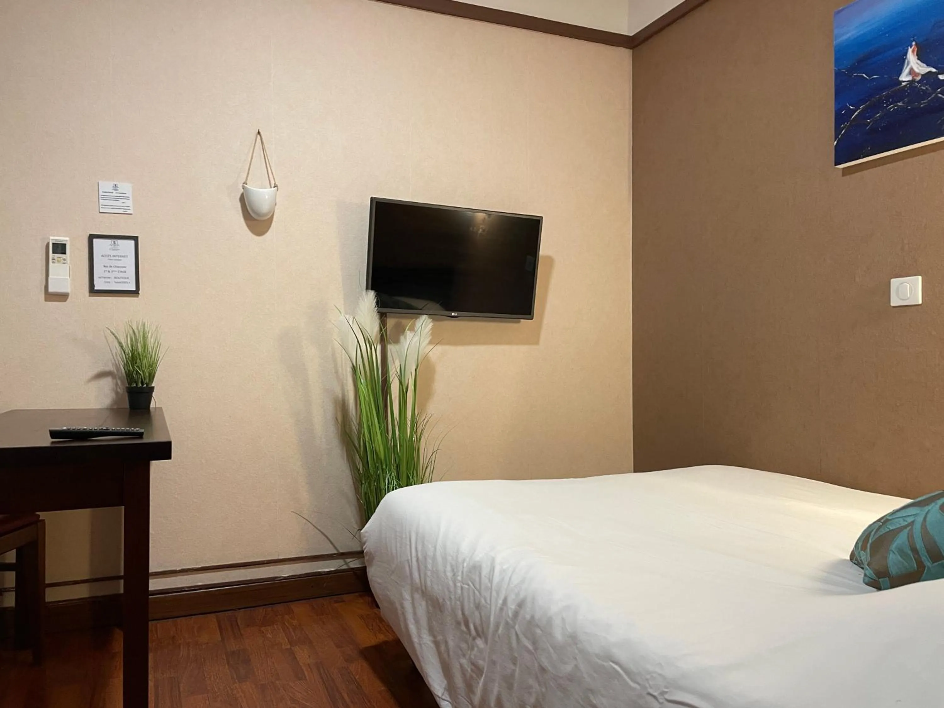 Bed in L'EMBLEME - BOUTIQUE HOTEL