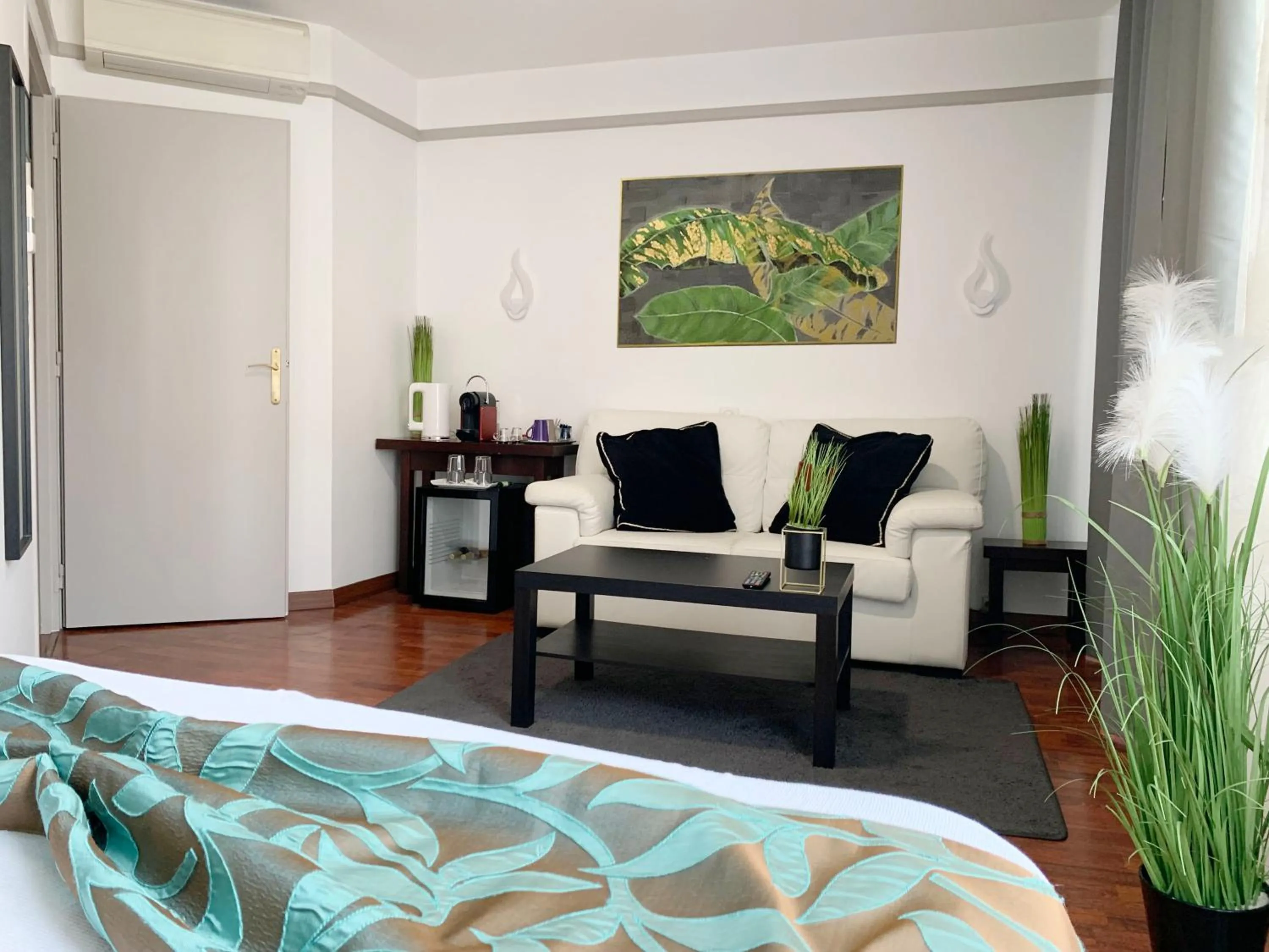 L'EMBLEME - BOUTIQUE HOTEL