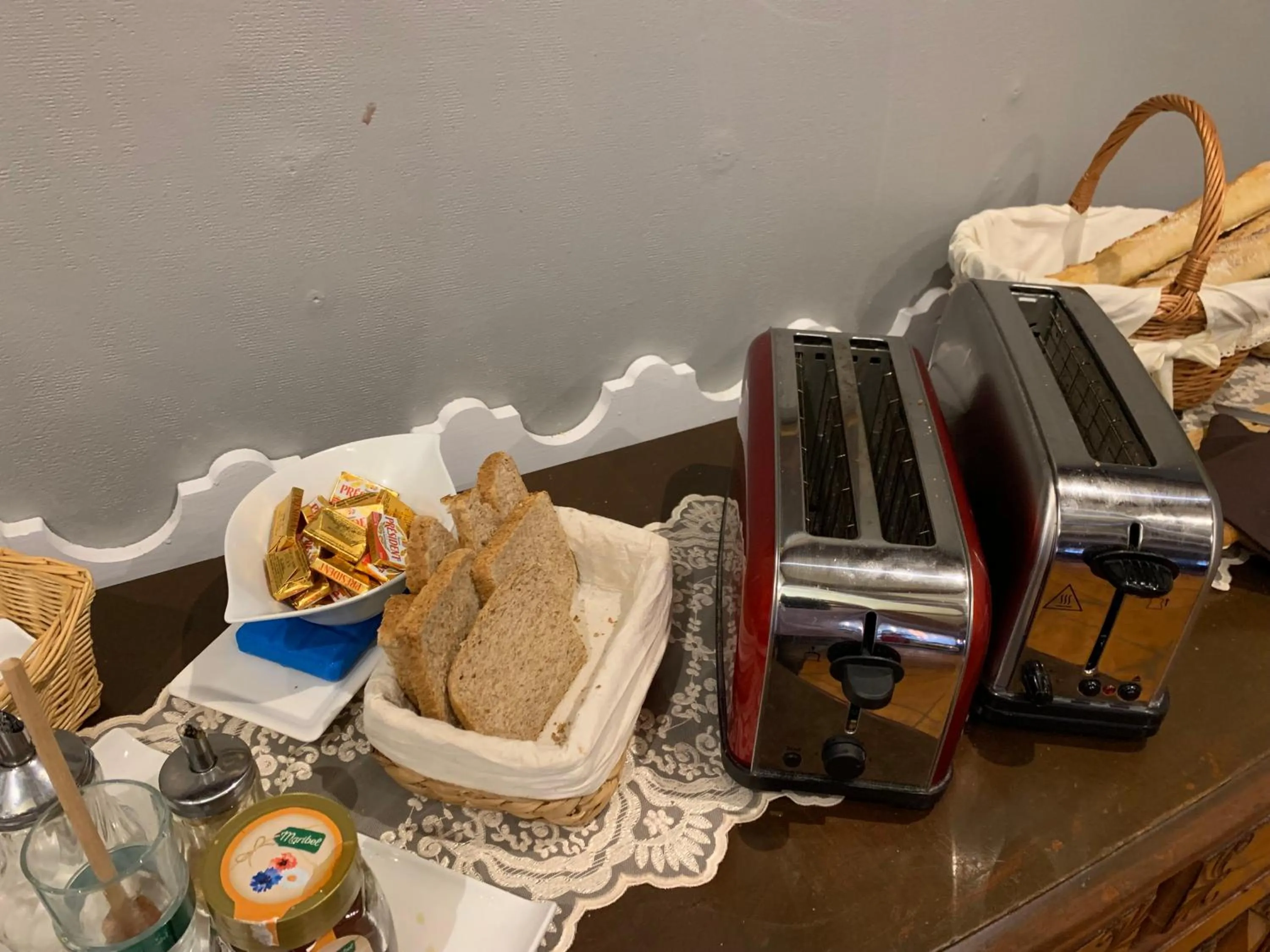 toaster in L'EMBLEME - BOUTIQUE HOTEL