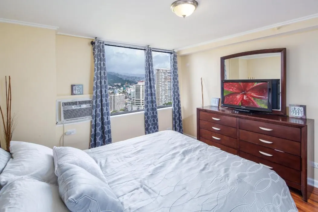 Bed in 2 Bedroom Corner Suite & Tropical Views