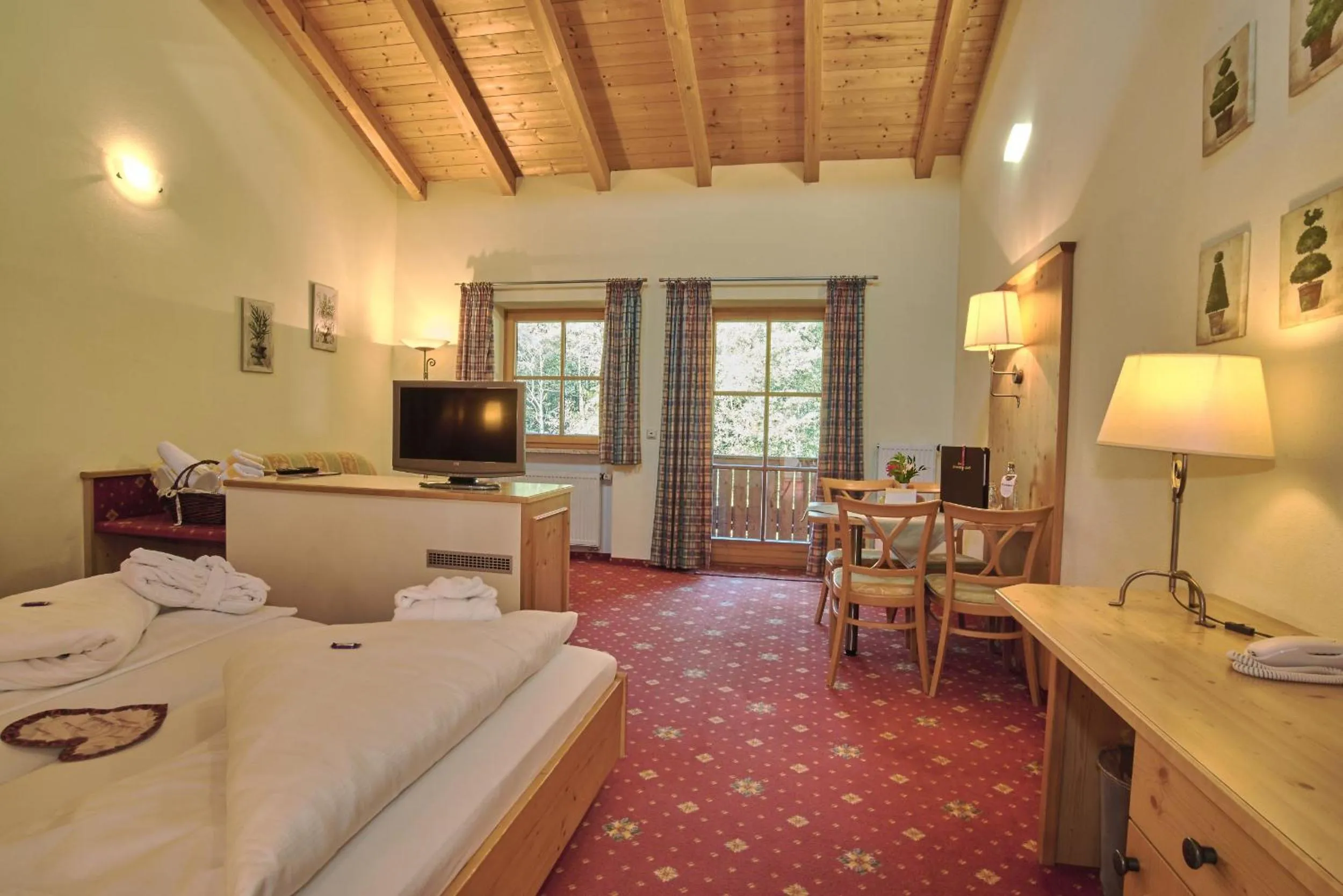 Photo of the whole room, Bed in Hotel Neuhäusl Superior