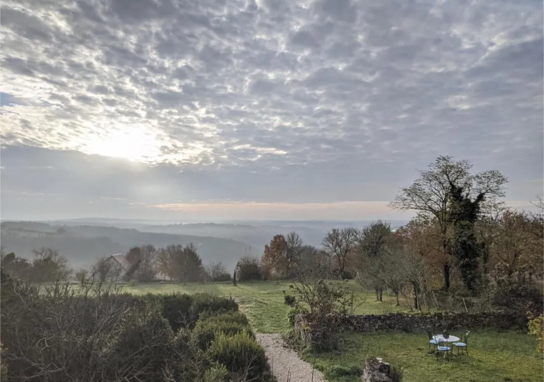 Garden in LE PARDÈS BnB