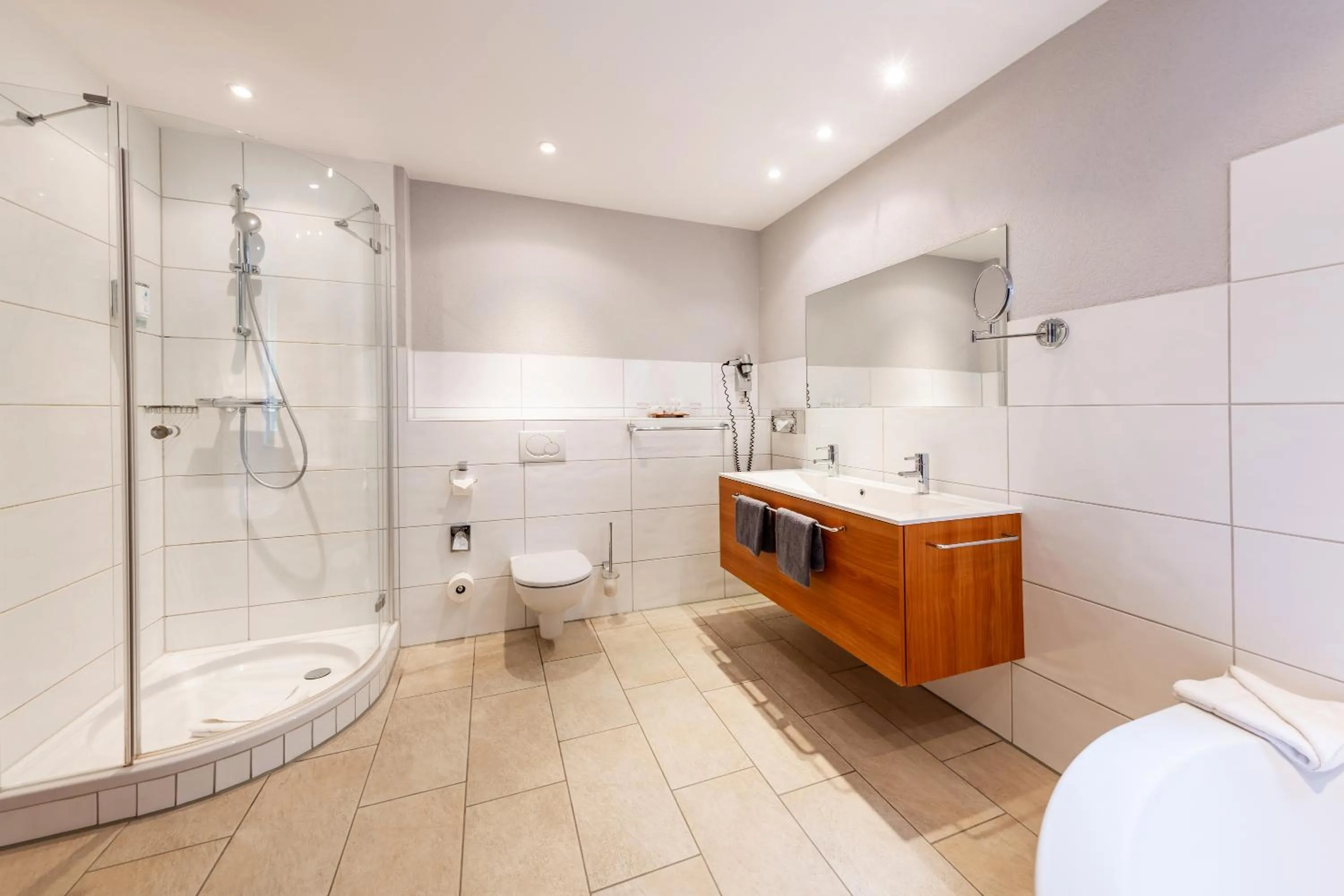 Shower in Best Western Plus Parkhotel Maximilian Ottobeuren