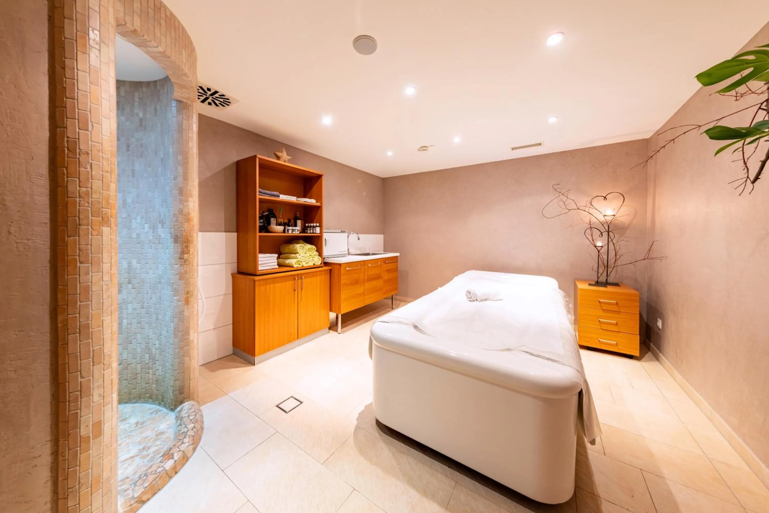 Spa and wellness centre/facilities, Bed in Best Western Plus Parkhotel Maximilian Ottobeuren