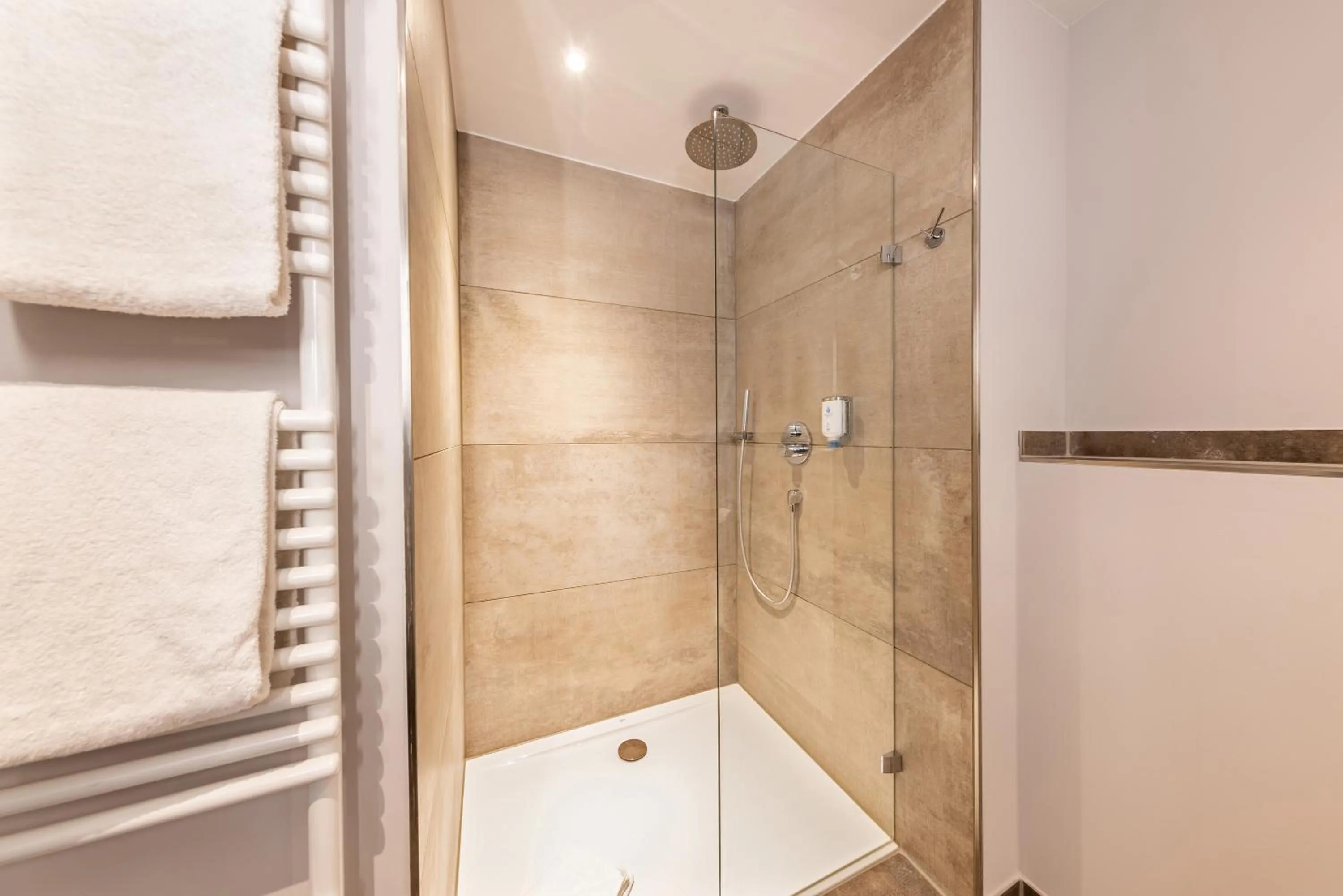 Shower in Best Western Plus Parkhotel Maximilian Ottobeuren