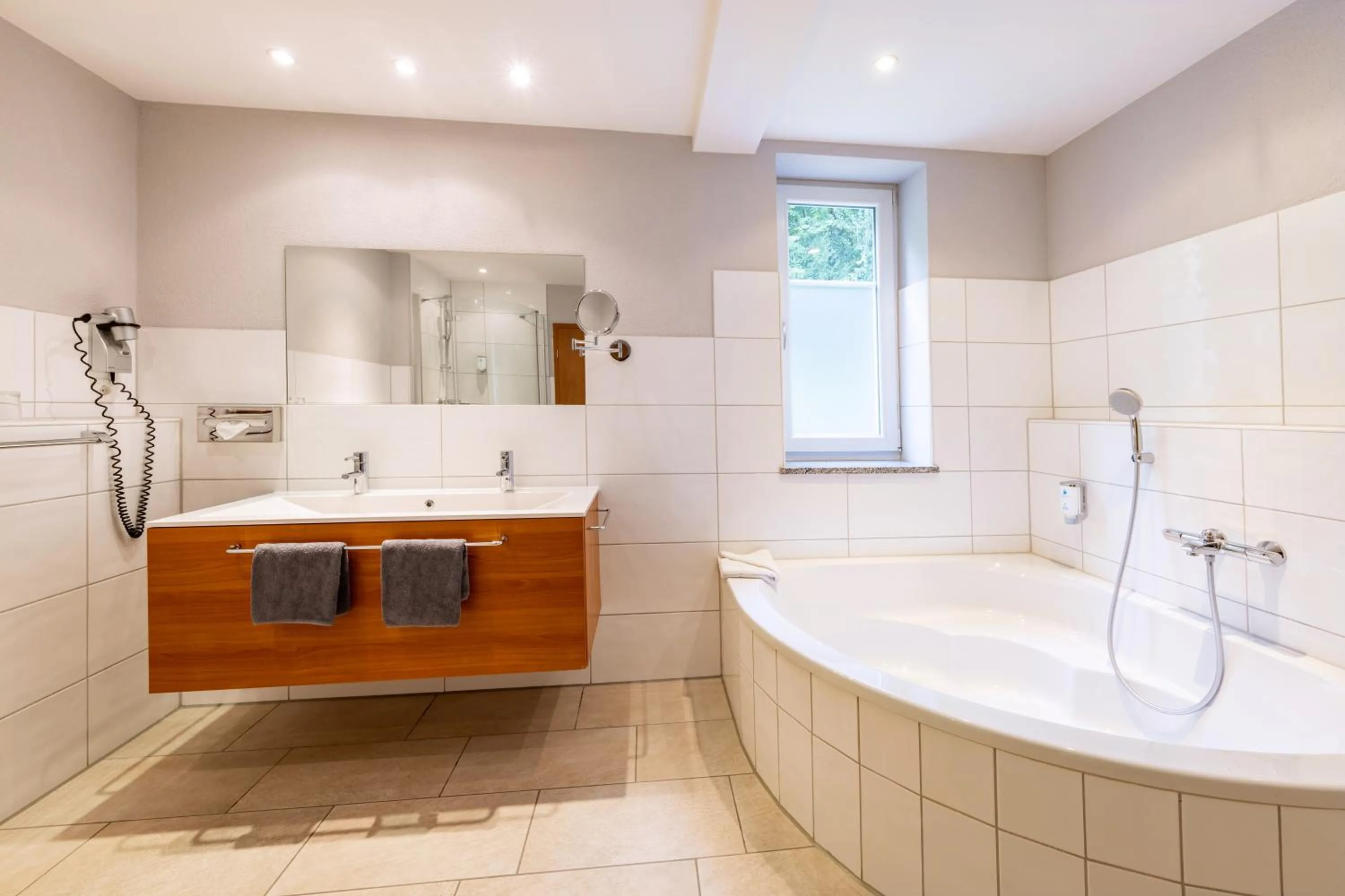 Bath in Best Western Plus Parkhotel Maximilian Ottobeuren